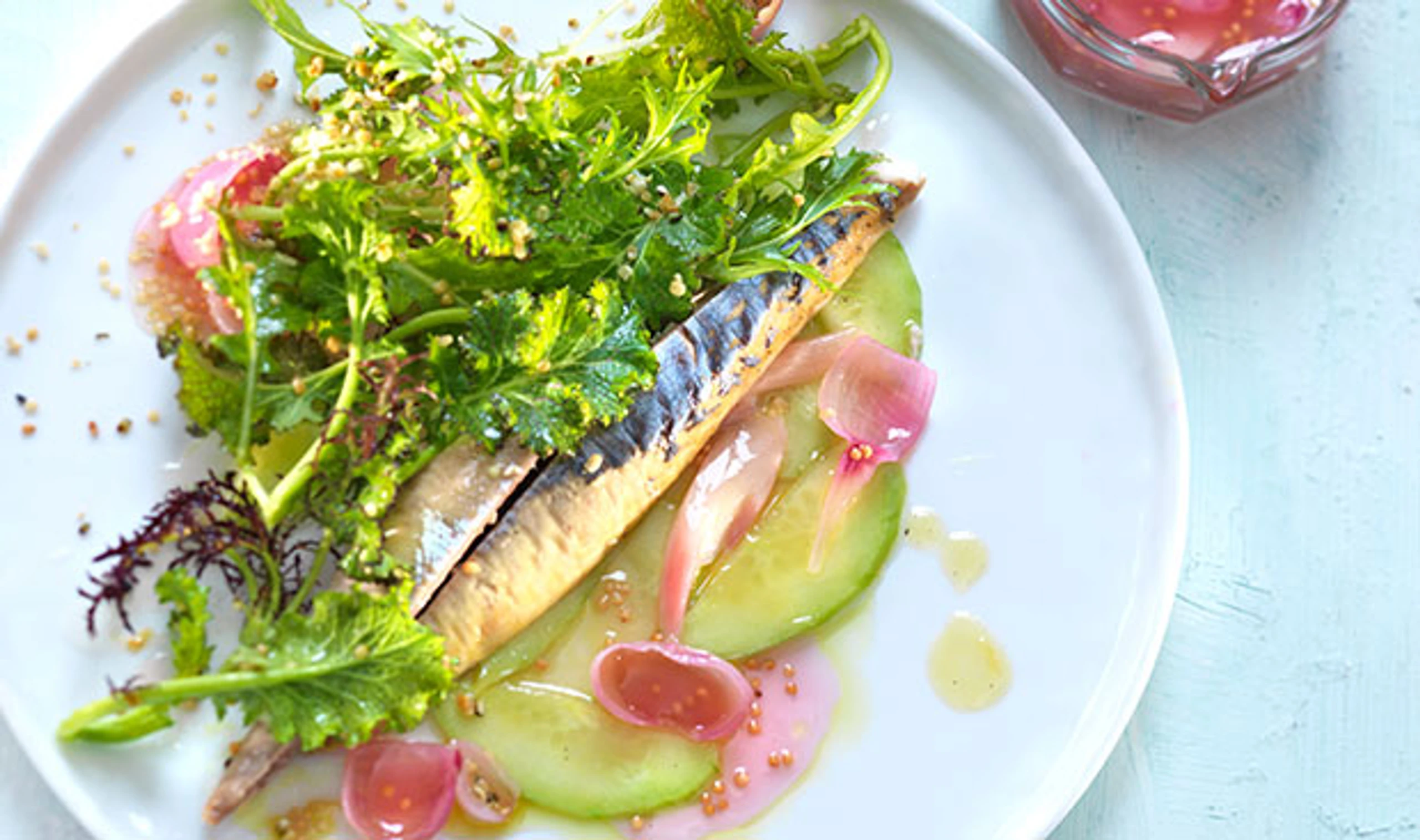 Räuchermakrele mit Rhabarber-Vinaigrette