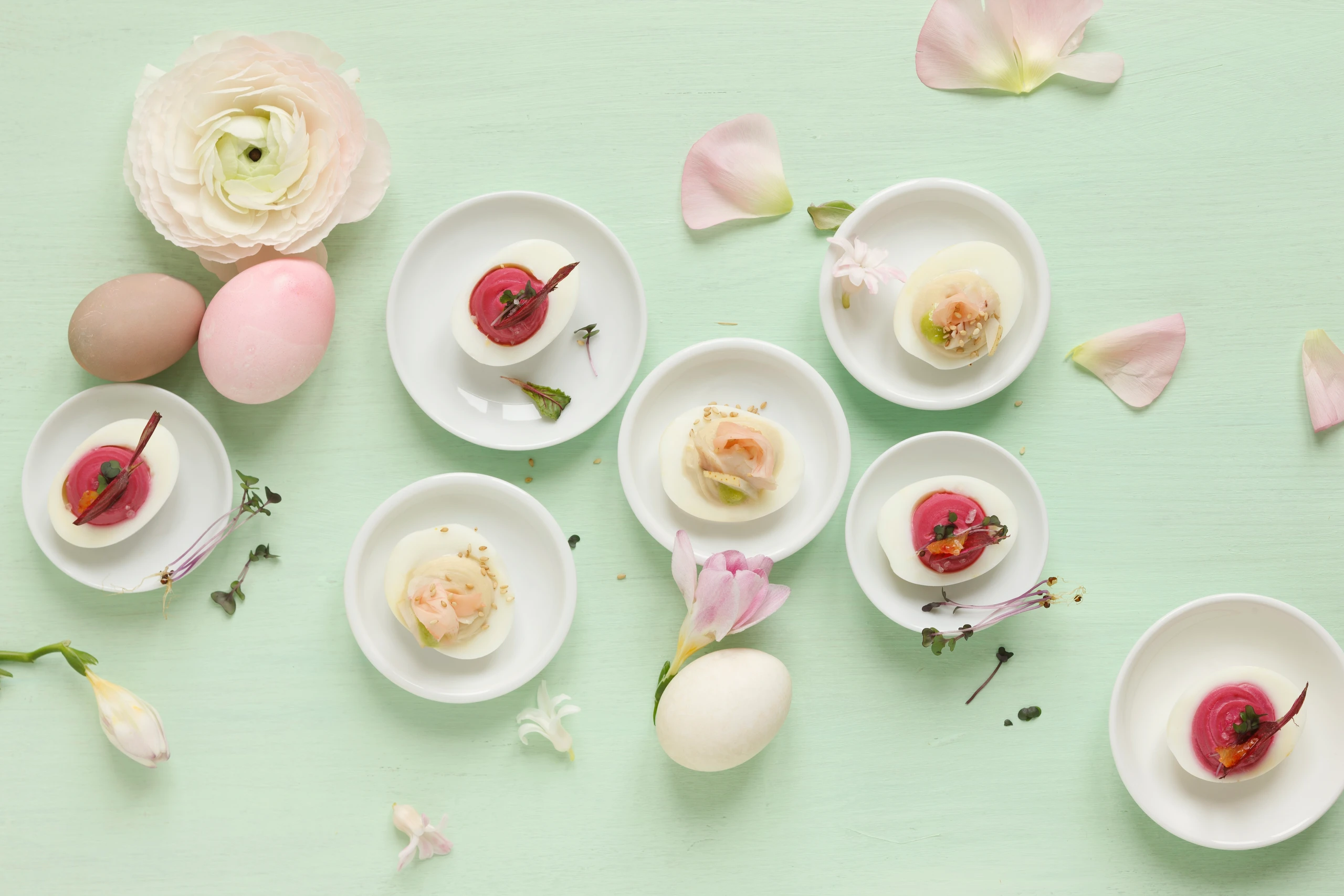 Dreierlei gefüllte Eier mit Hummus, Roten Rüben und Räucherforelle