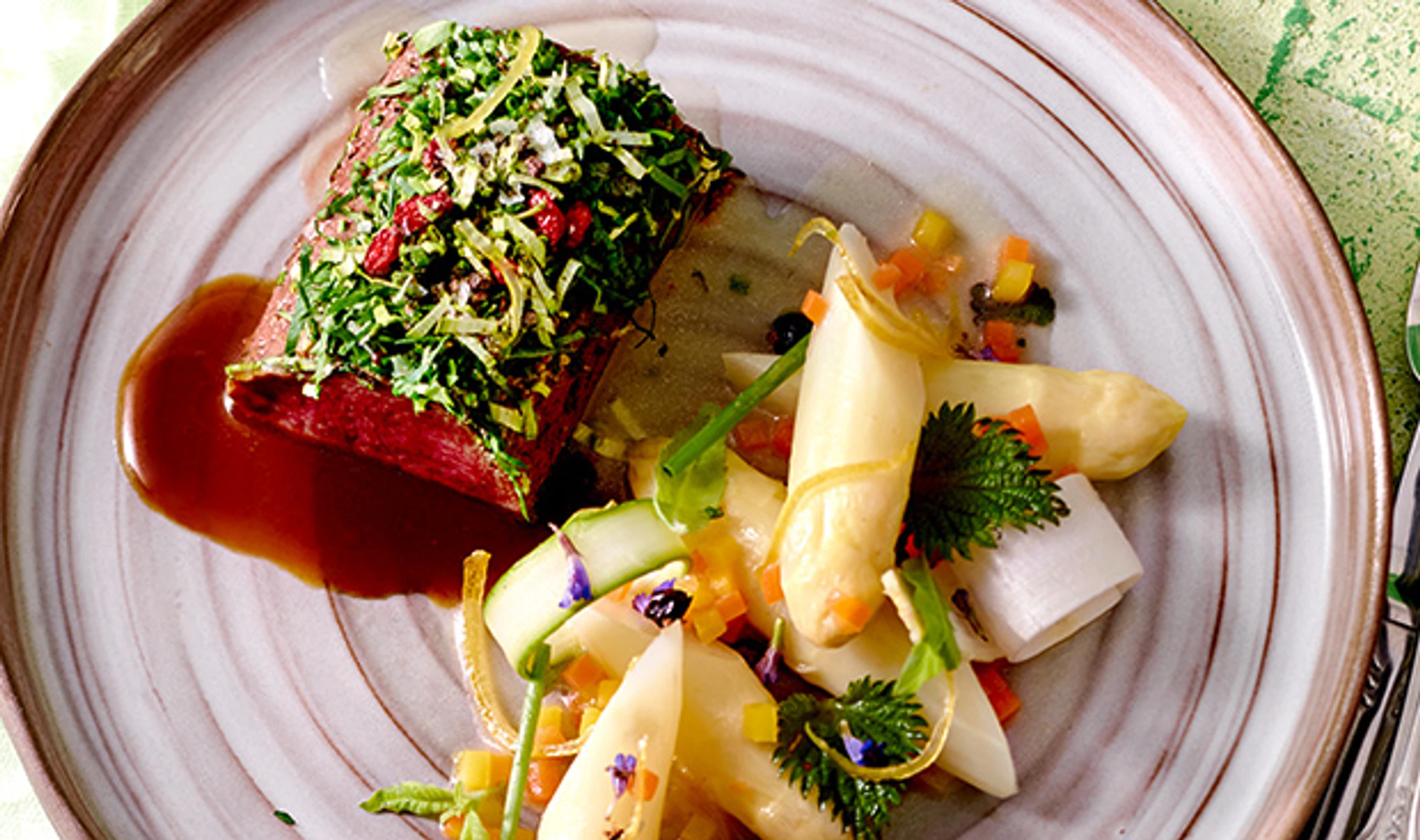 Maibock mit Spargelragout und Zitronen-Confit