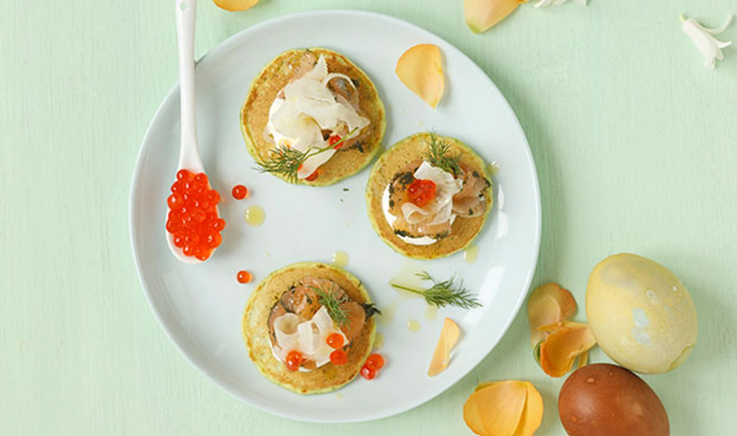 Dill-Pancakes mit Lachs und Fenchel