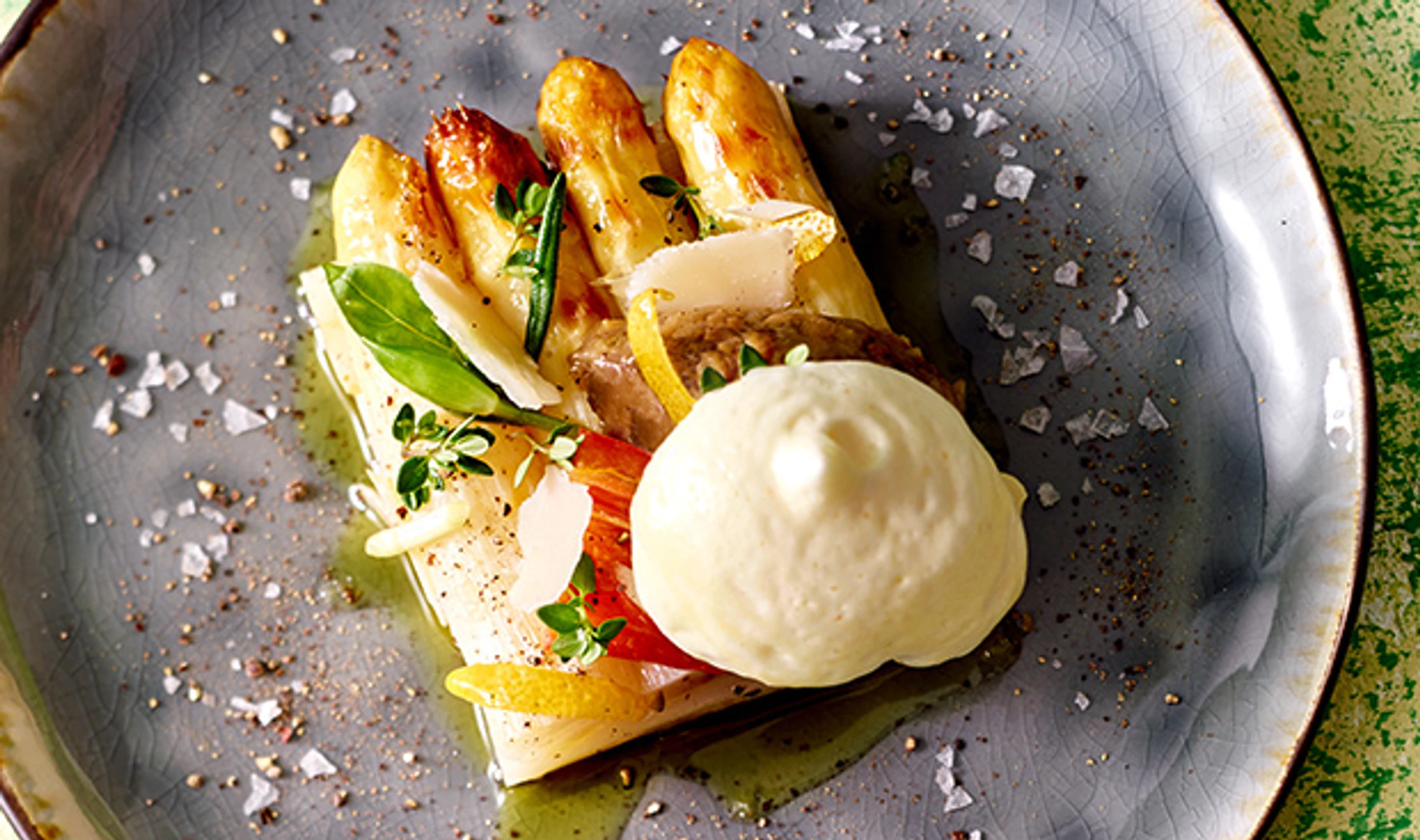 Ofenspargel mit Erdäpfel-Parmesanschaum