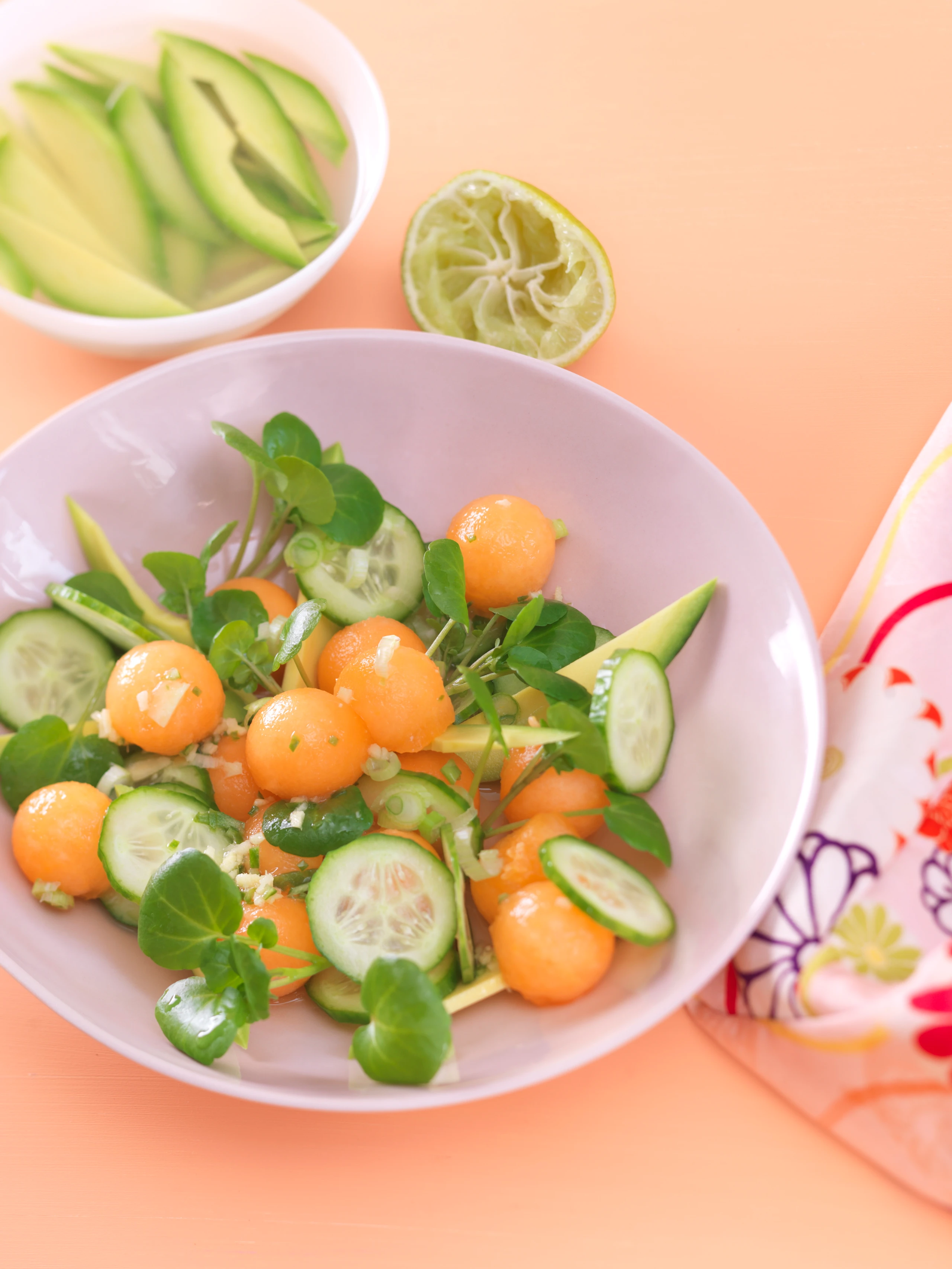 Salat mit Avocado, Gurke und Melone