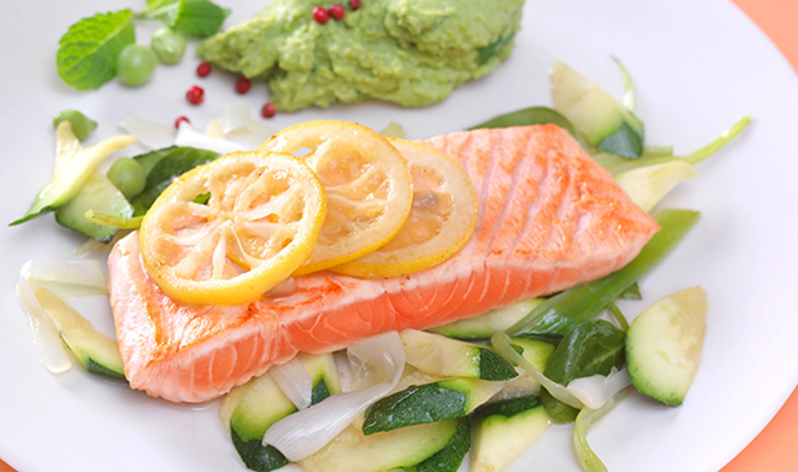 Zitronenlachs mit Zucchinigemüse auf Erbsenpüree