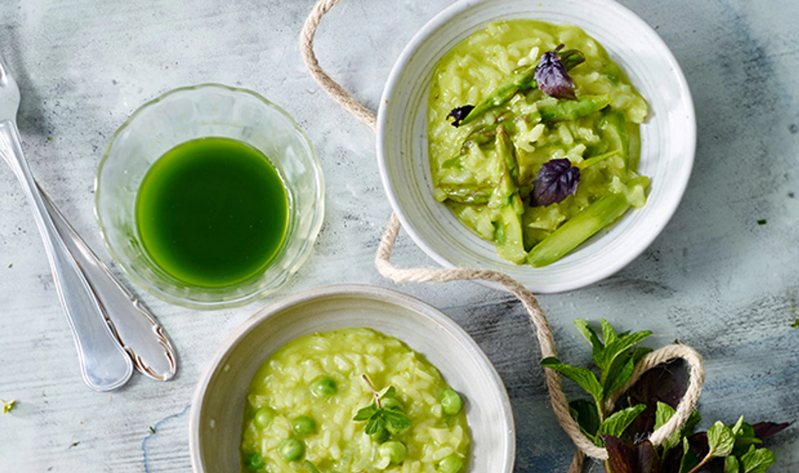 Kräuter-Risotto mit Spargel, Erbsen und Schinken