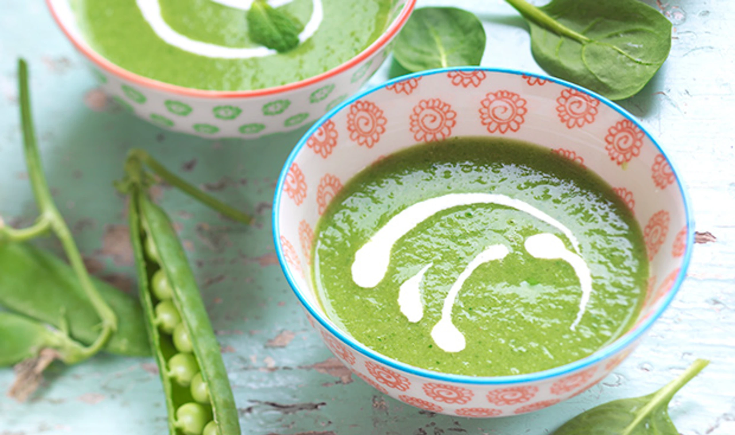 Spinatsuppe mit Erbsen, Jungzwiebeln und Minze