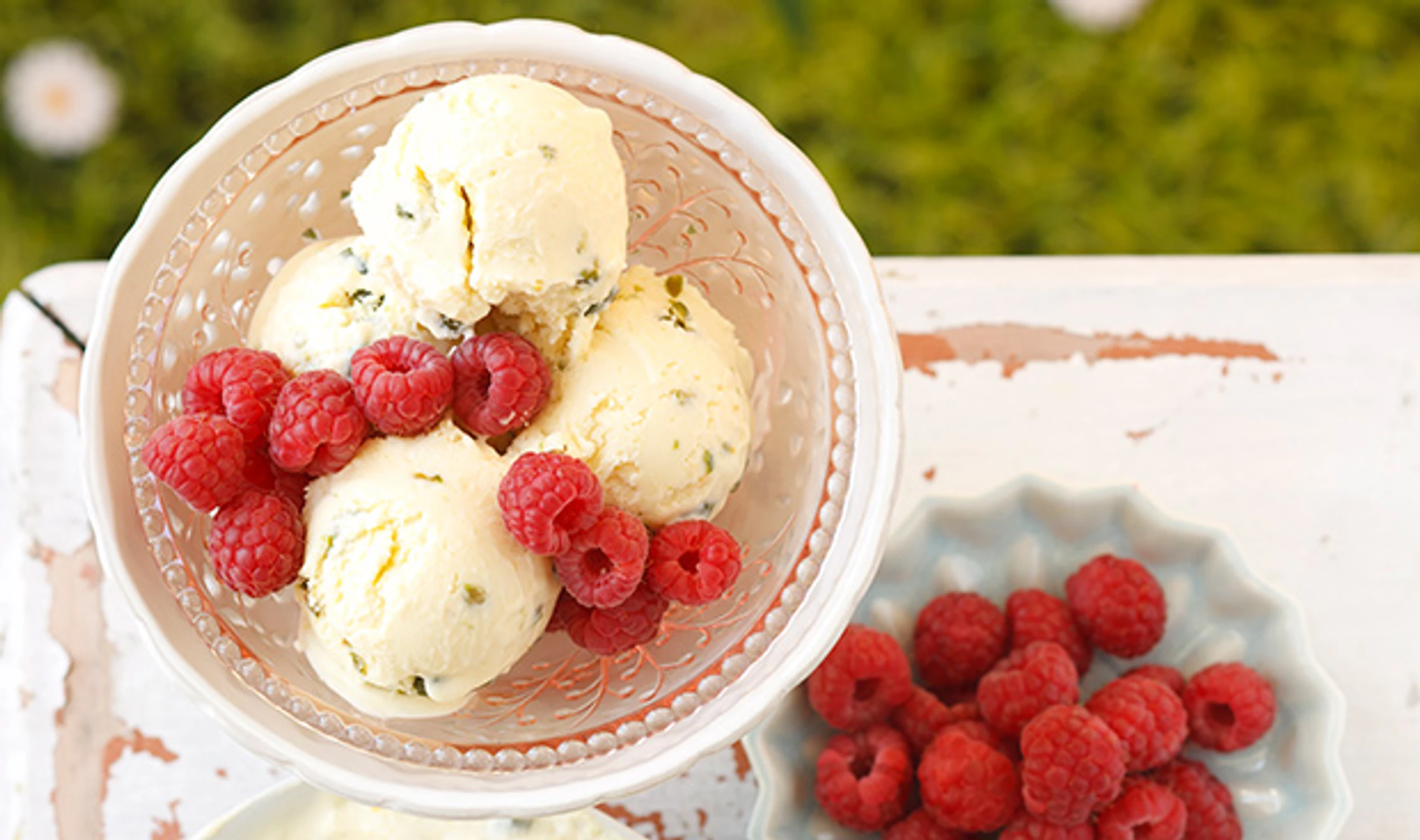 Topfen-Pistazieneis mit Himbeeren