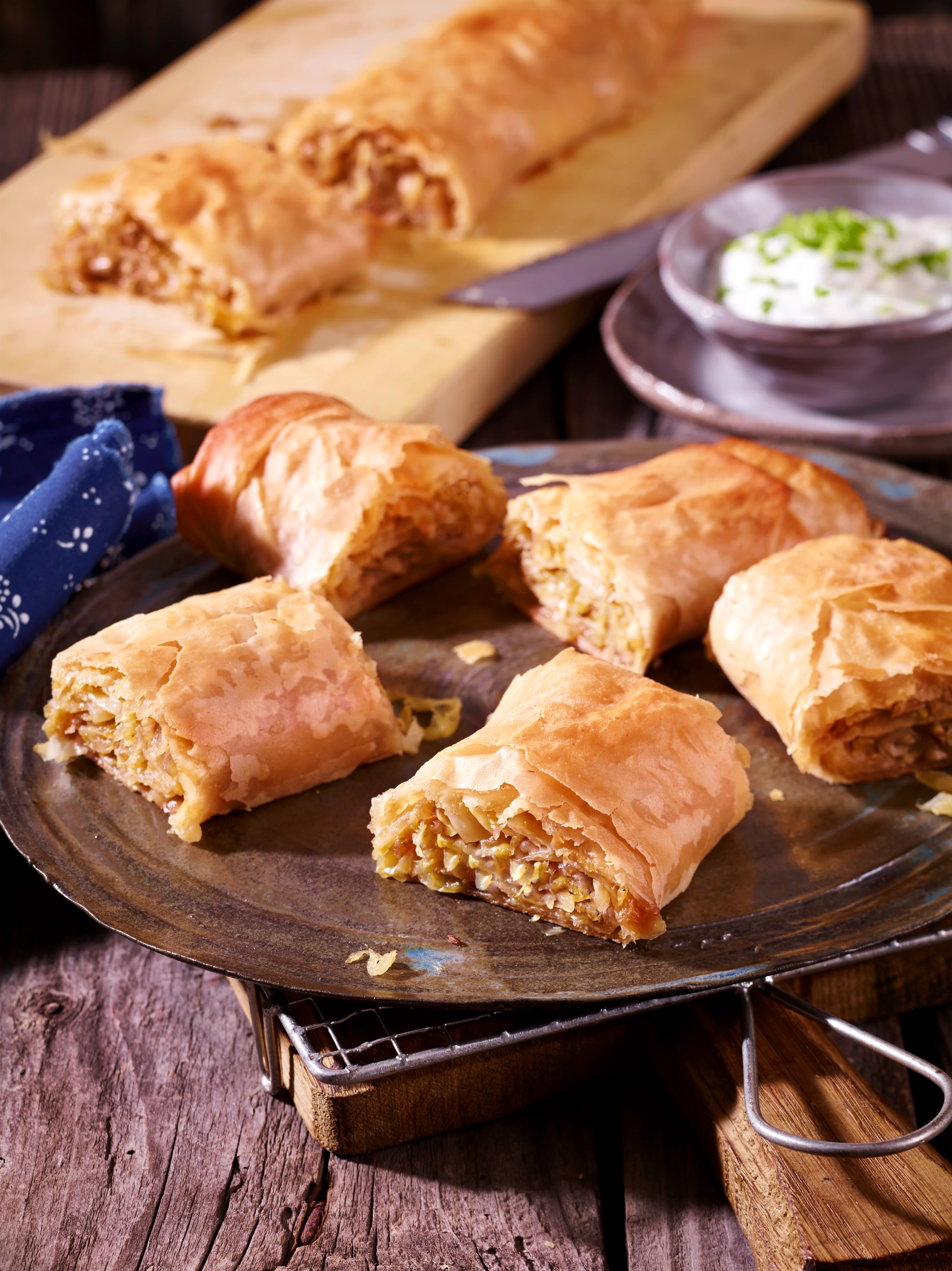 Krautstrudel mit Kräuterrahm