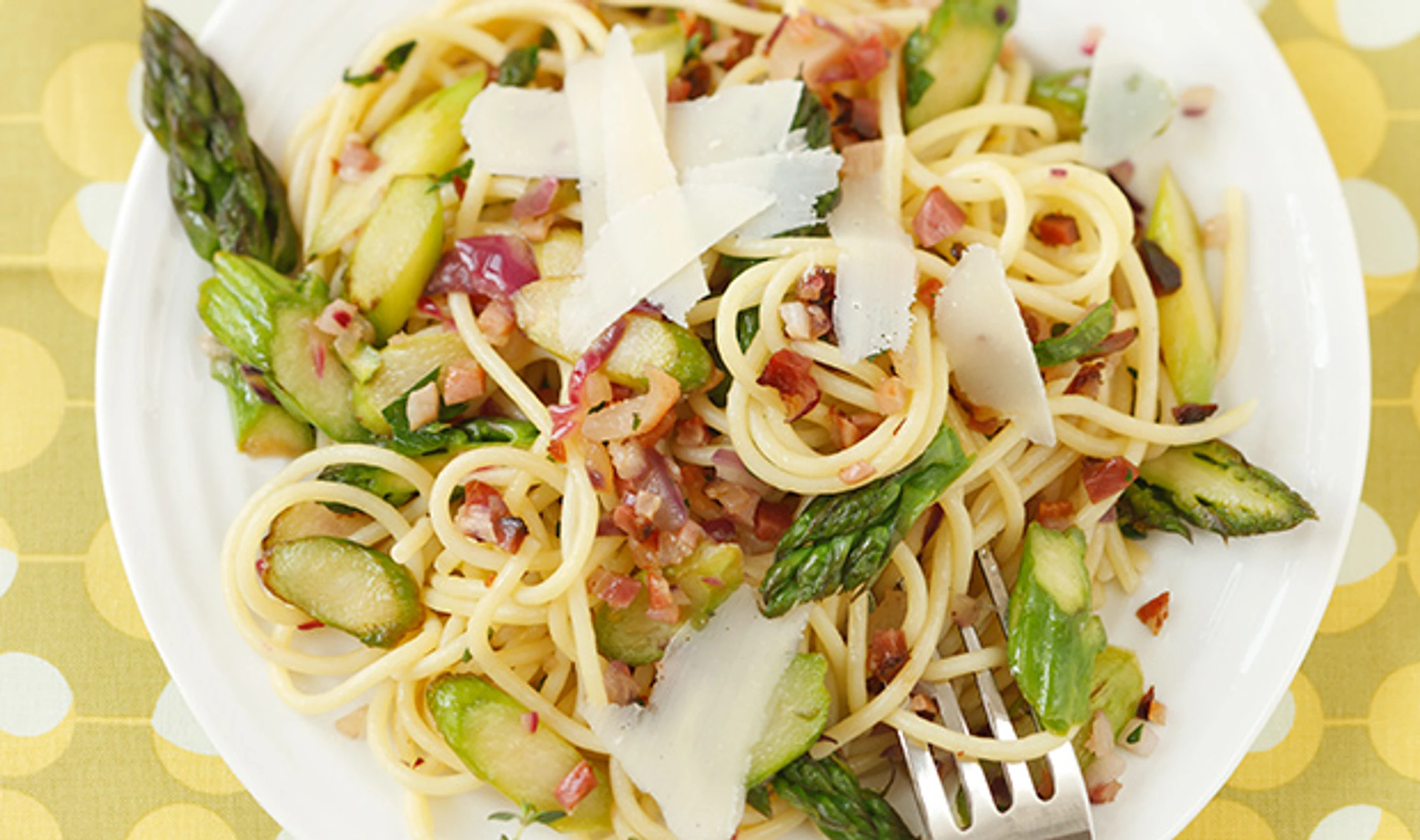 Spaghetti mit Speck und grünem Spargel