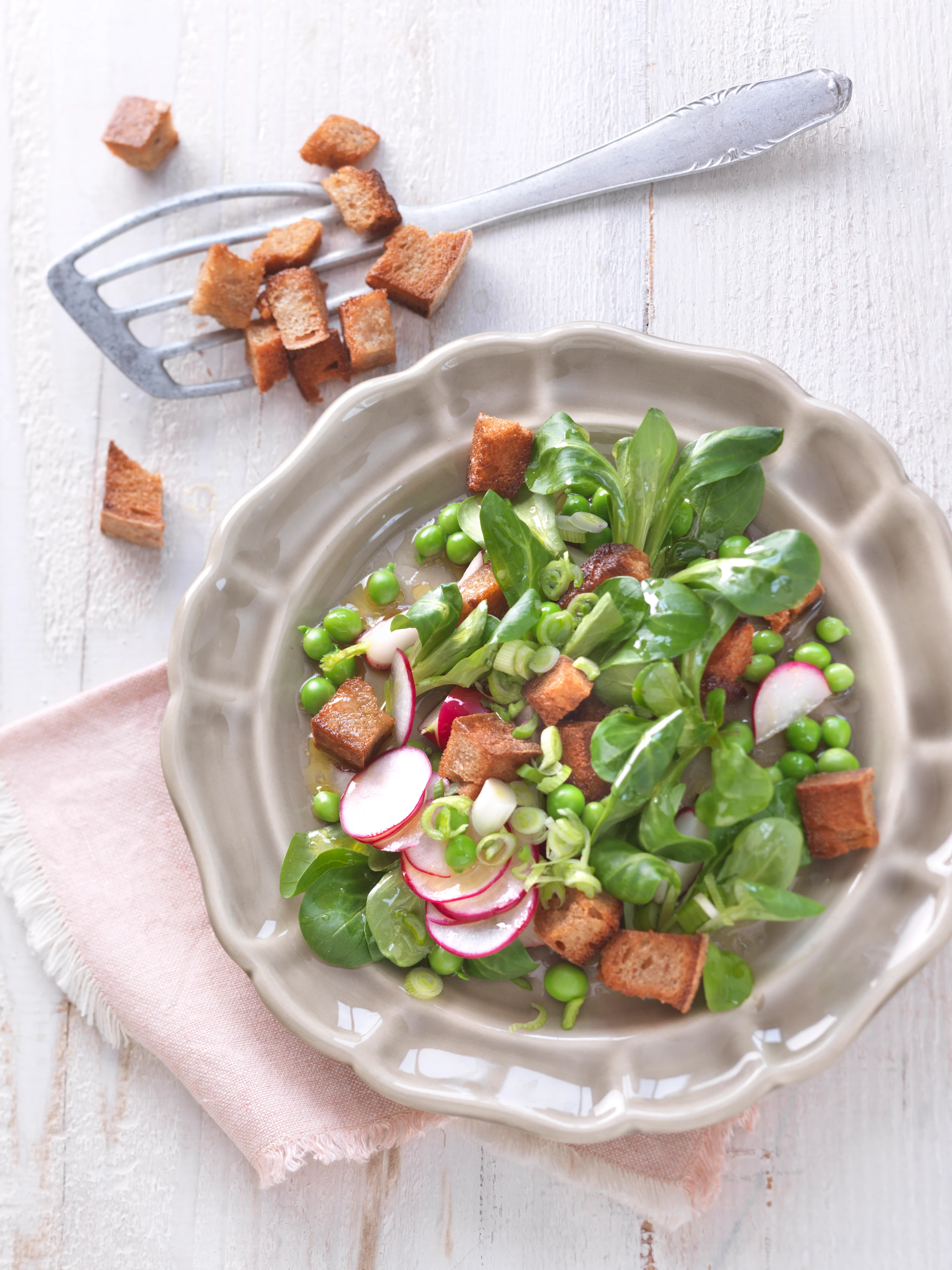Brotsalat mit Radieschen und Orangen-Senfdressing
