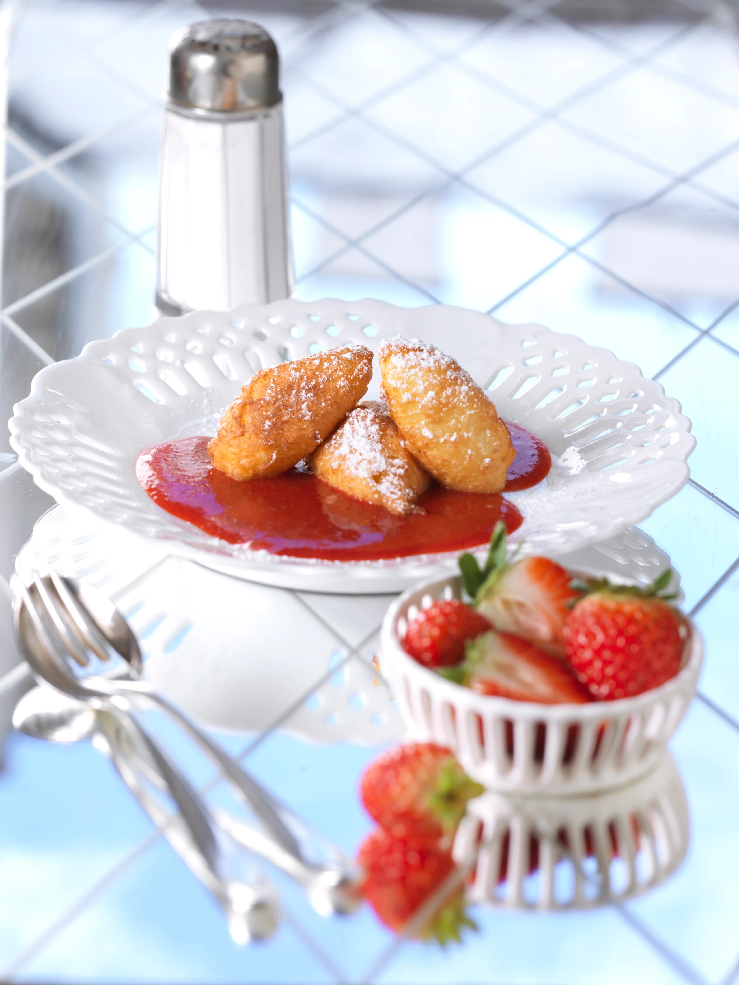 Gebackene Topfennockerl mit Erdbeersauce