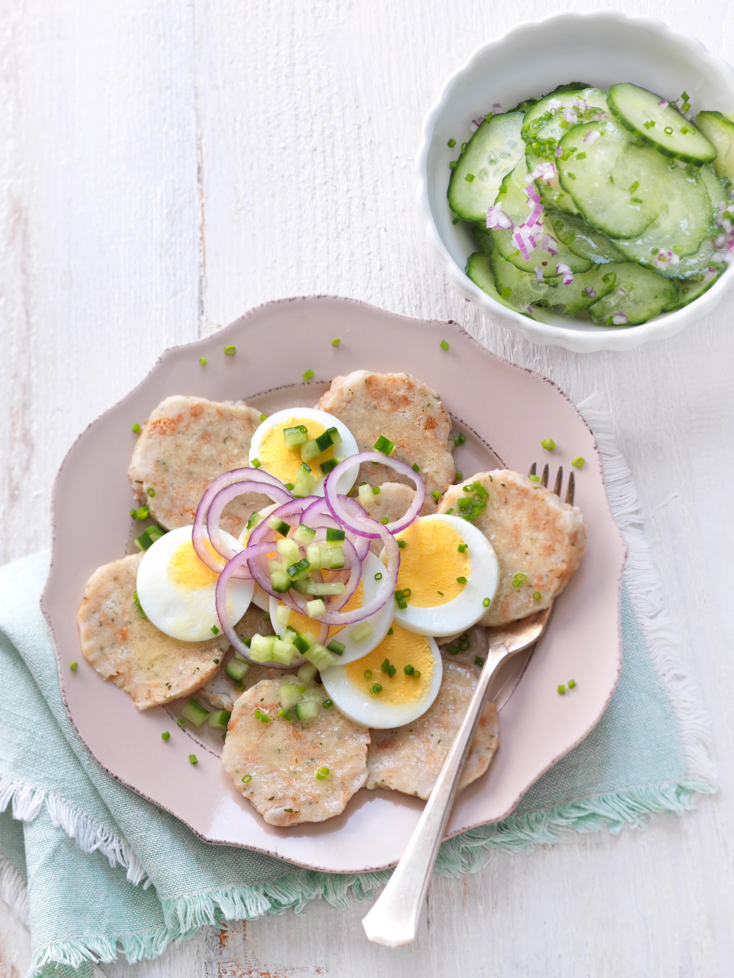 Knödelcarpaccio mit Ei