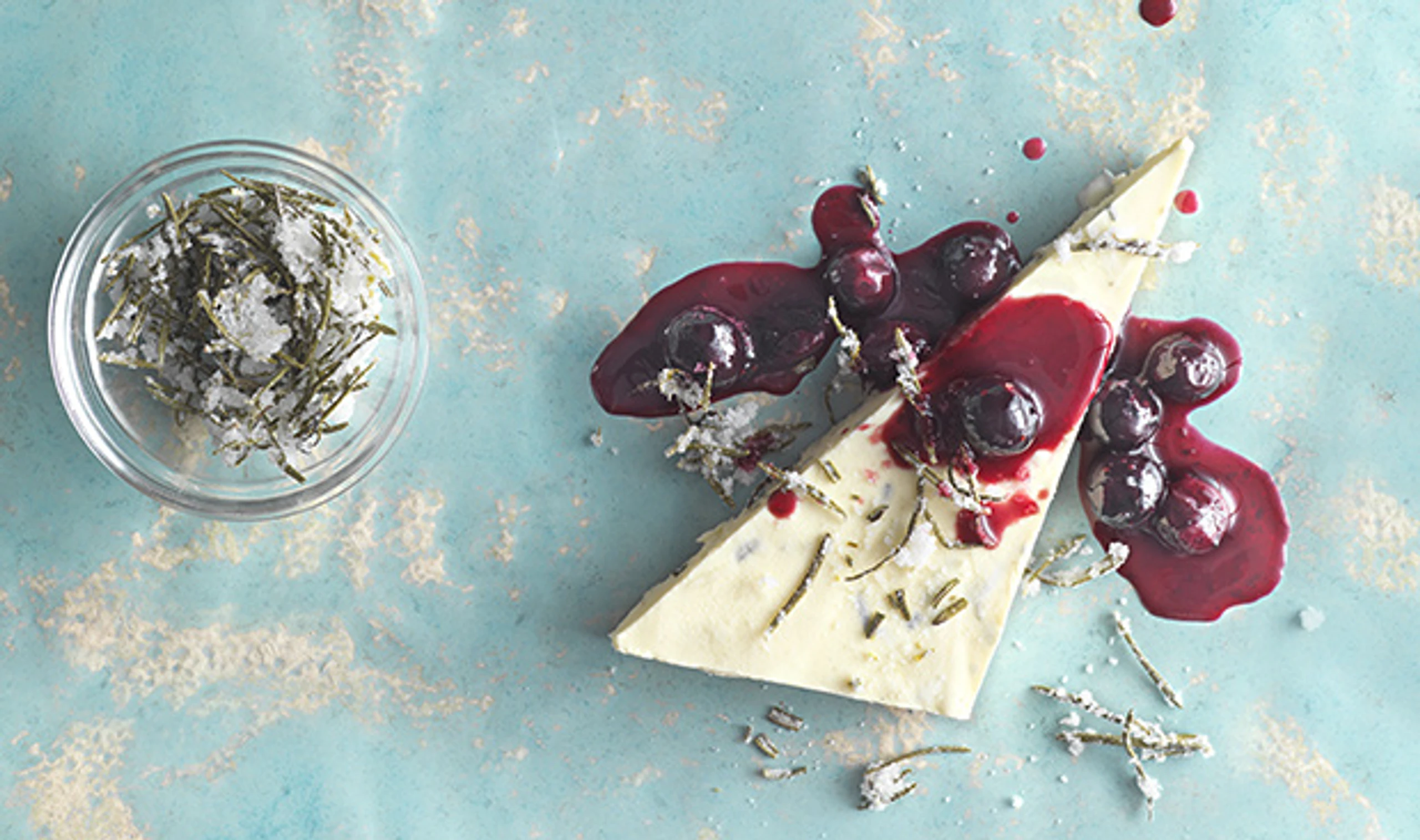 Rosmarinparfait mit Heidelbeeren