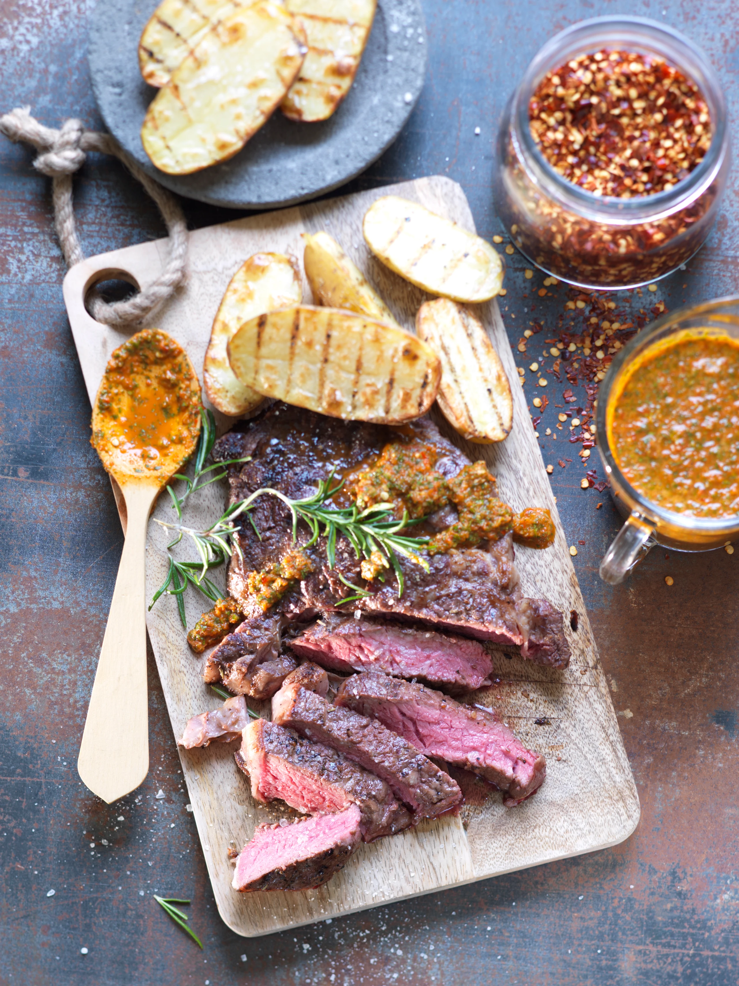 Rostbraten-Steaks mit Erdäpfeln und Chimichurri