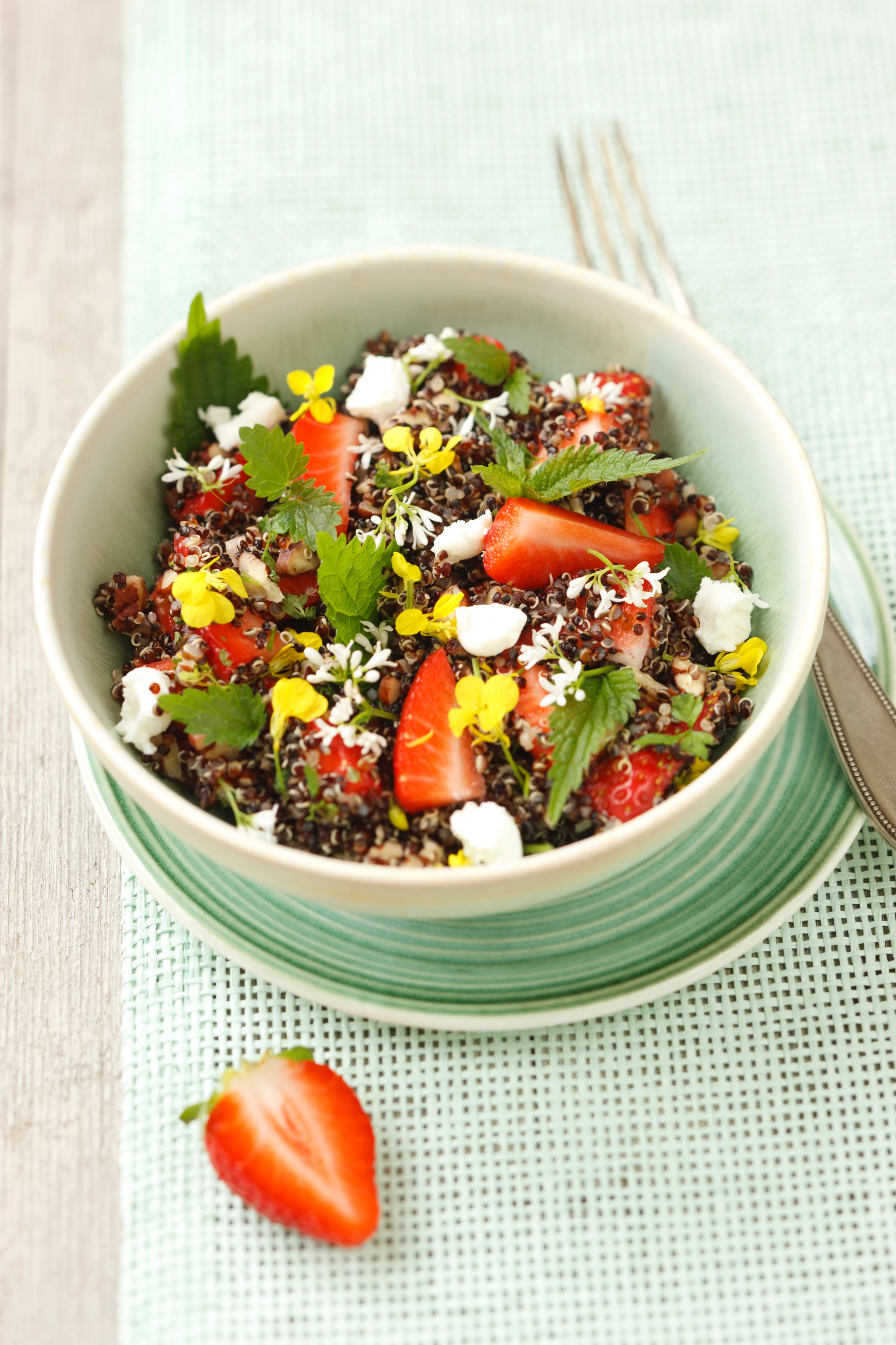 Quinoa-Erdbeer-Salat mit Ziegenfrischkäse