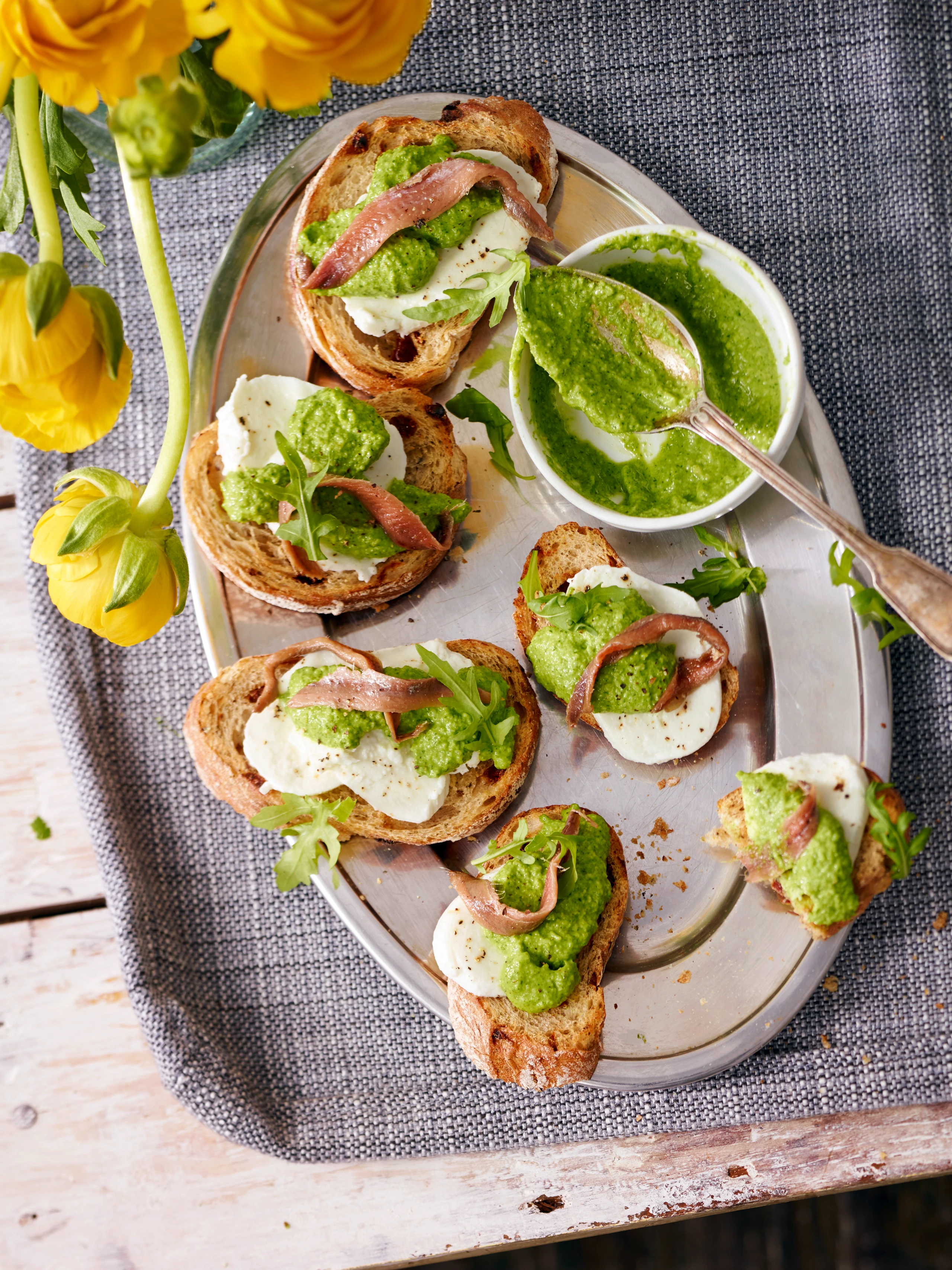 Bruschetta mit Mozzarella und Rucola-Pesto