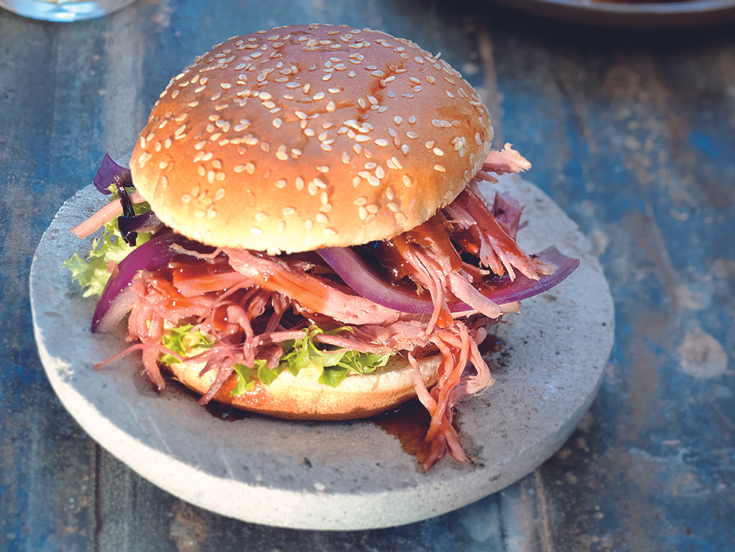Pulled-Pork-Burger mit Whiskey-Zwiebeln und Cole Slaw