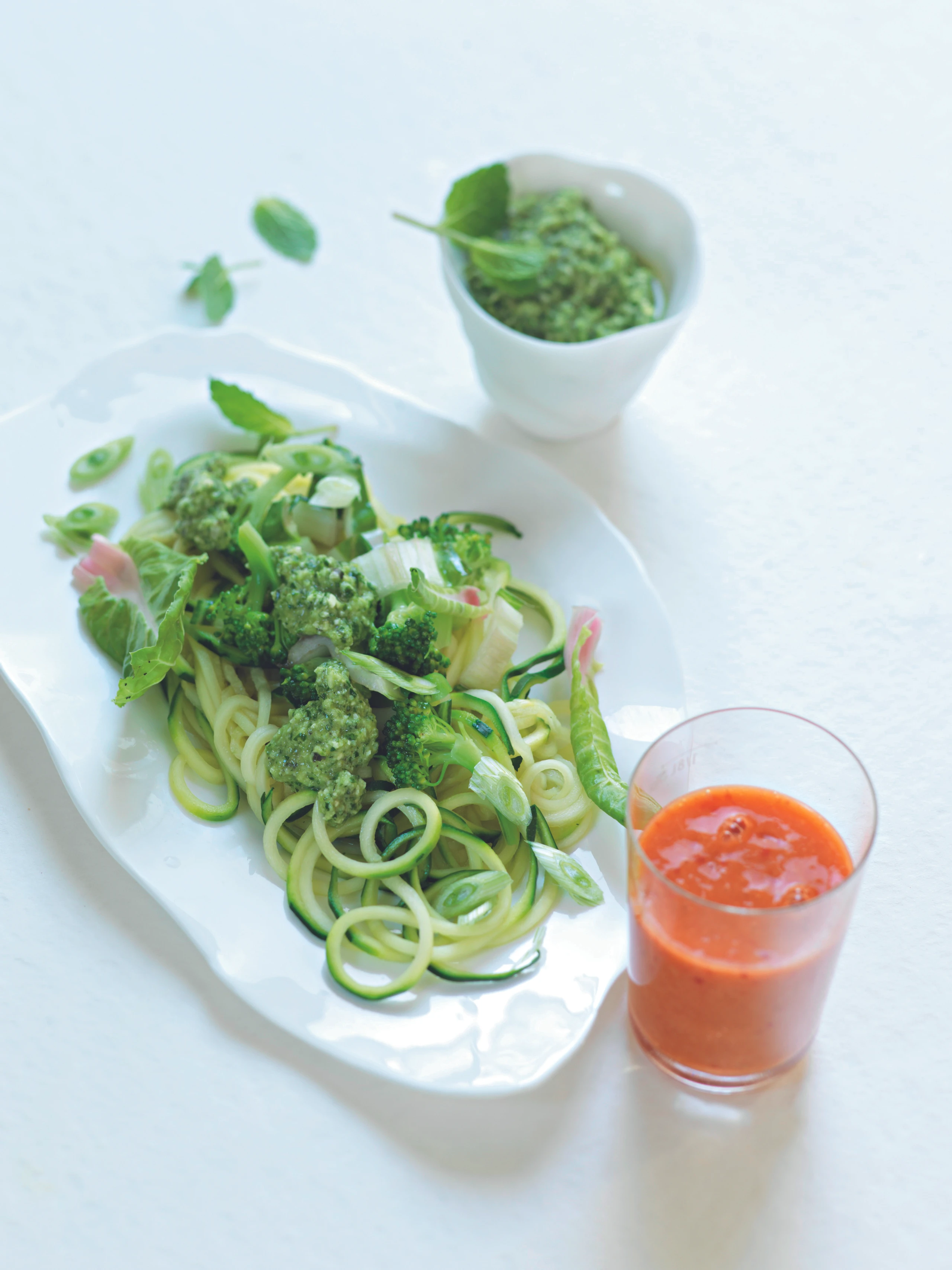 Zucchini-Pasta mit Zucchini-Pesto und Brokkoli