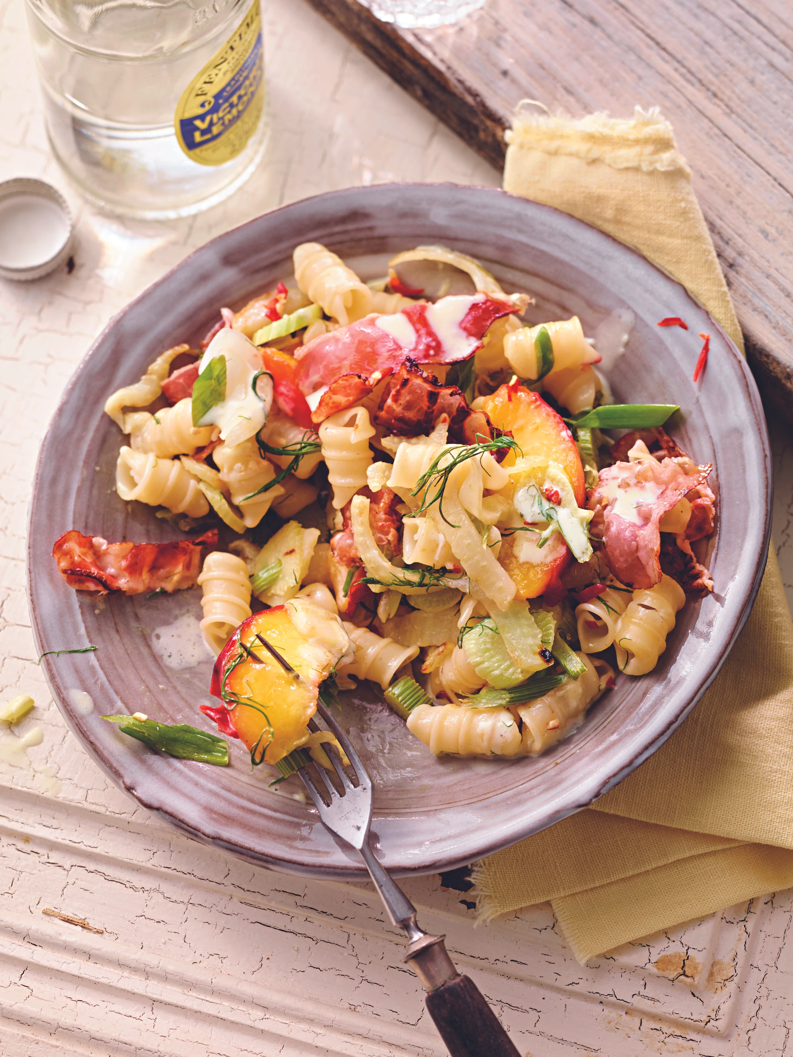 Pasta mit Fenchel, Pfirsich und Speck