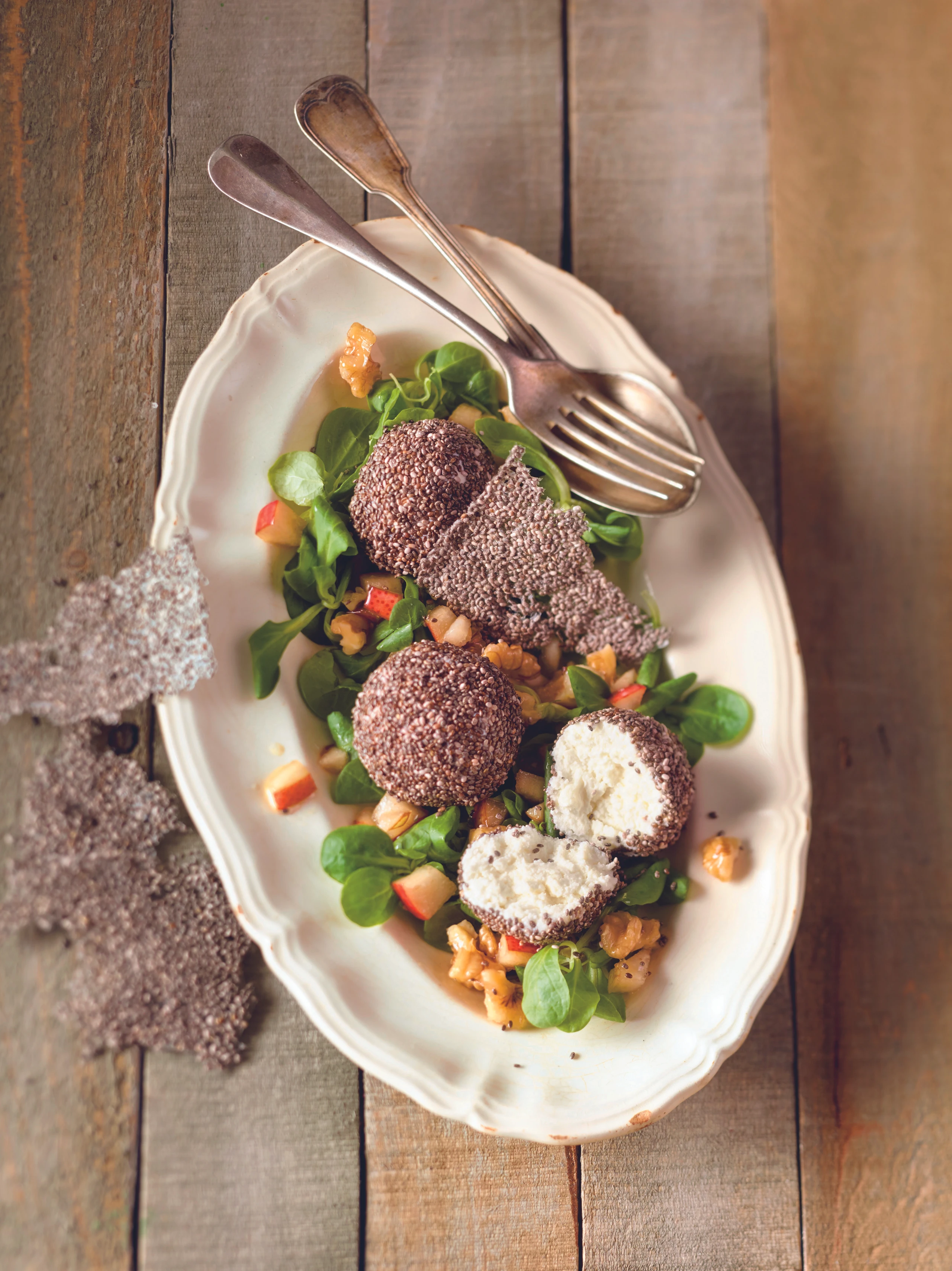 Schafkäse-Bällchen mit Chiasamen und Birnen-Vogerlsalat
