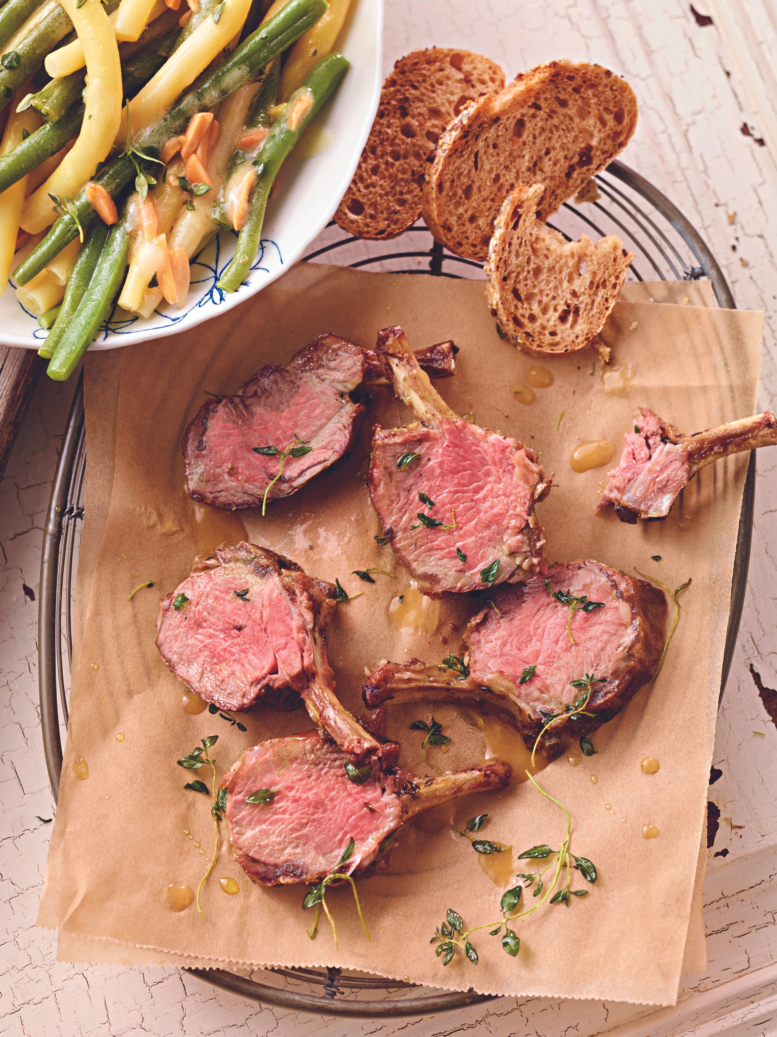 Lammrücken mit Fisolen-Gurkensalat