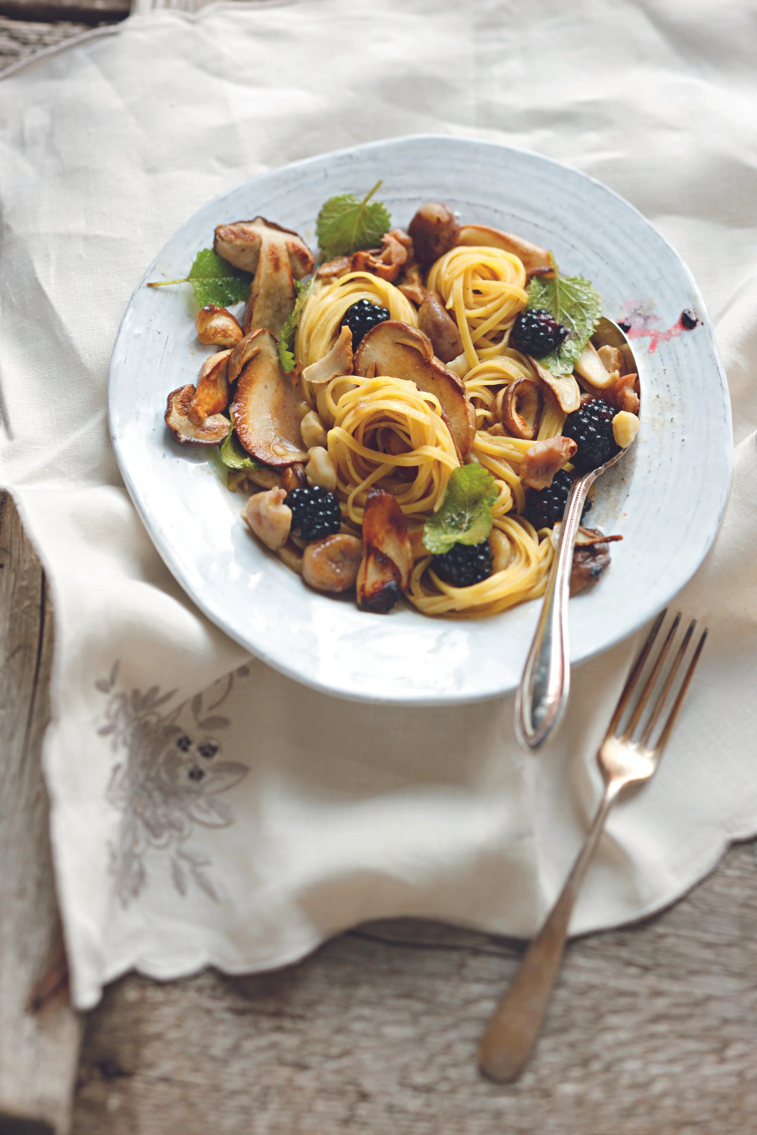 Steinpilz-Pasta mit Brombeeren