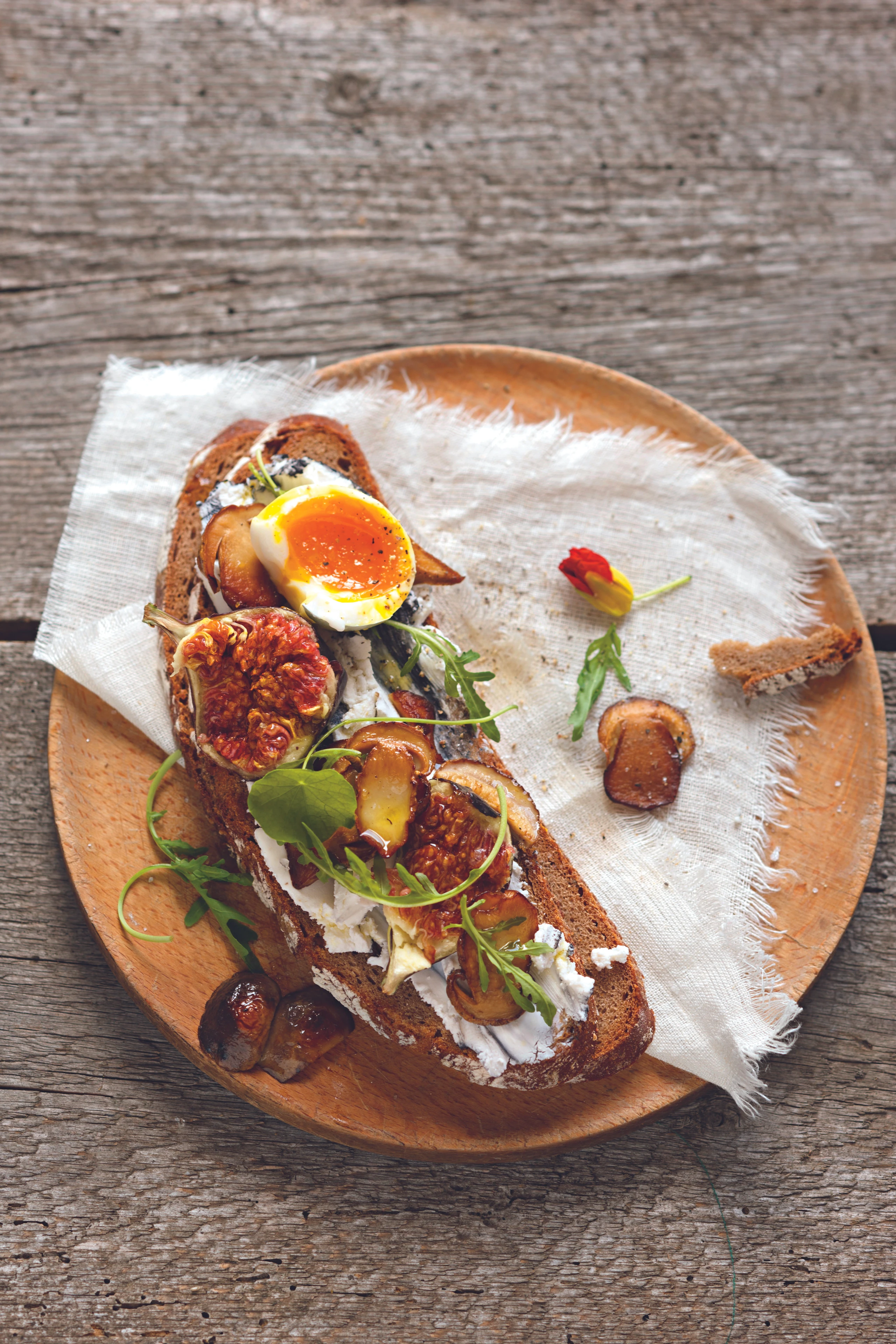 Steinpilz-Feigen-Brot mit Ei