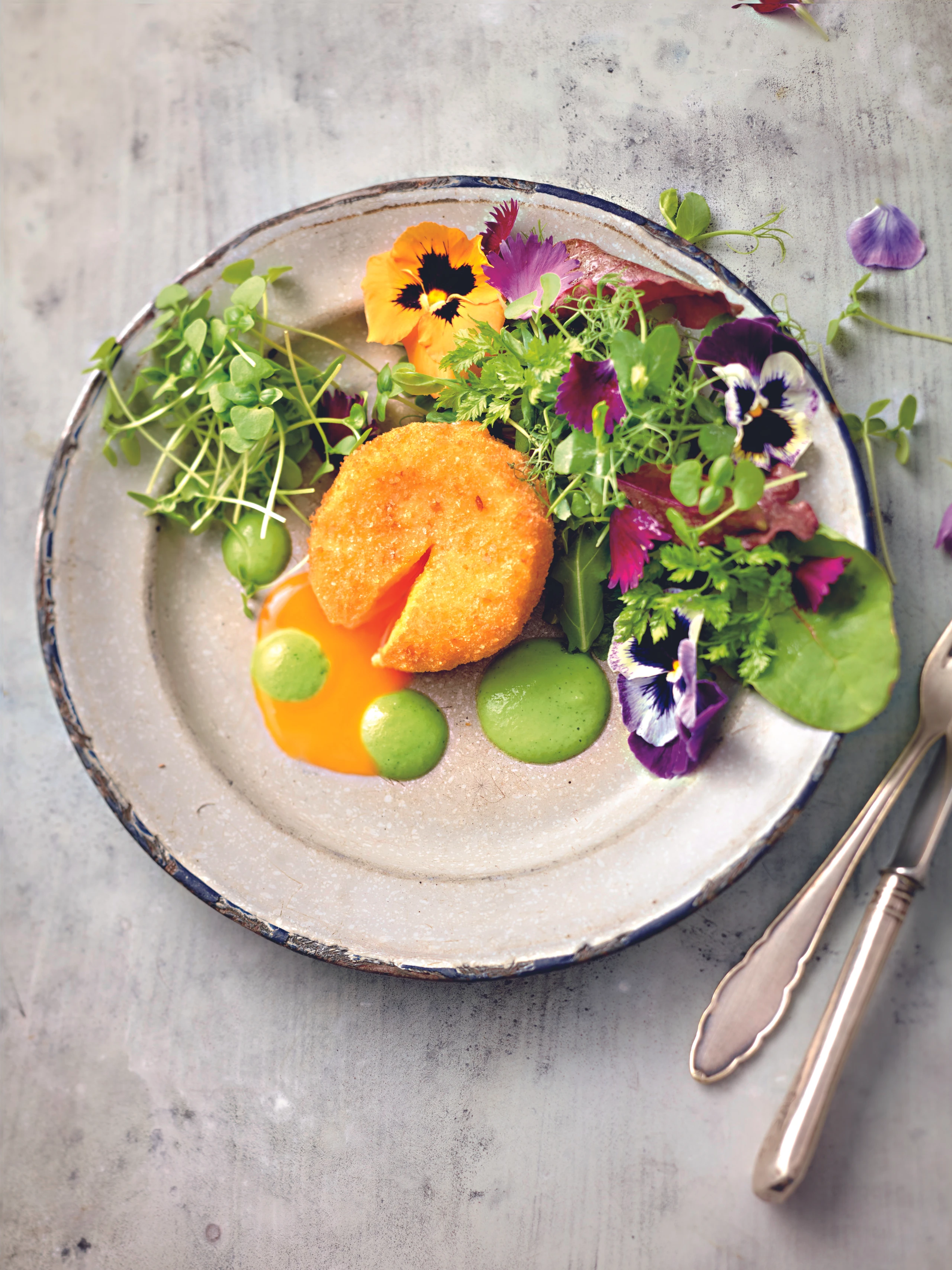 Knusper-Ei mit Erbsencreme