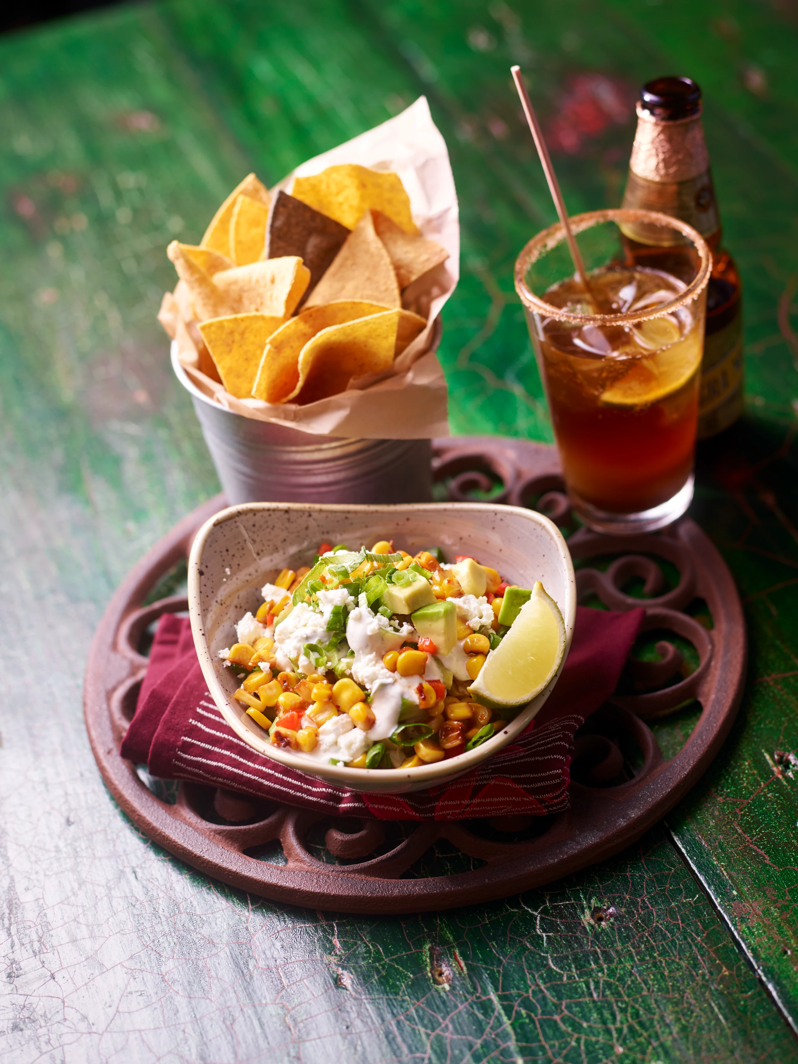 Esquites: Mexikanischer Mais-Salat mit Avocado