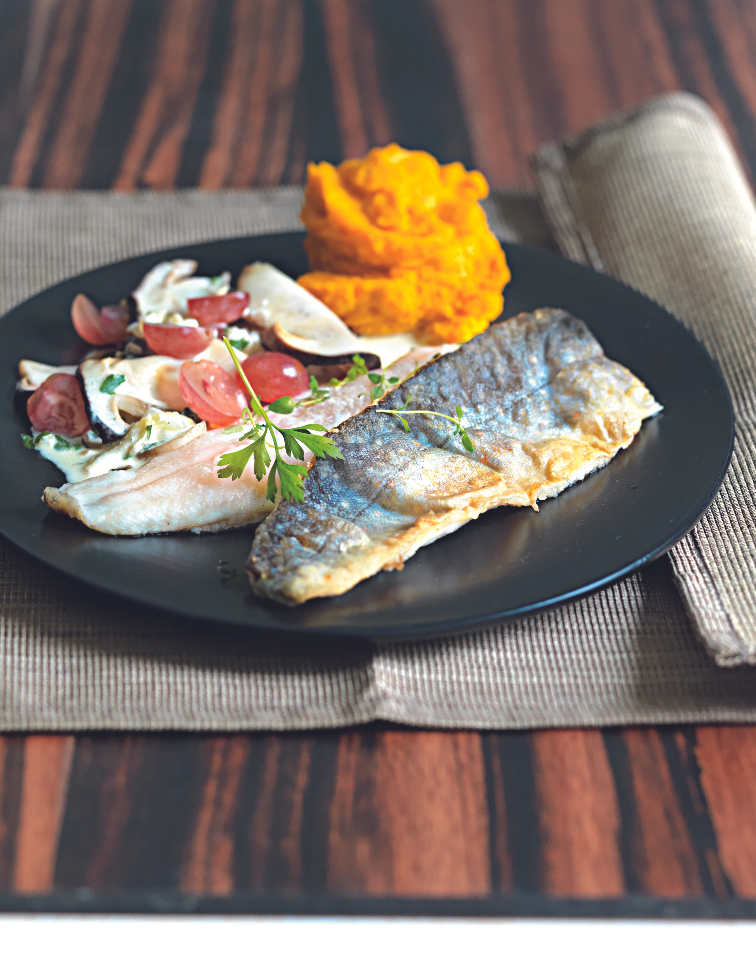 Saiblingsfilet mit Steinpilzsauce und Trauben