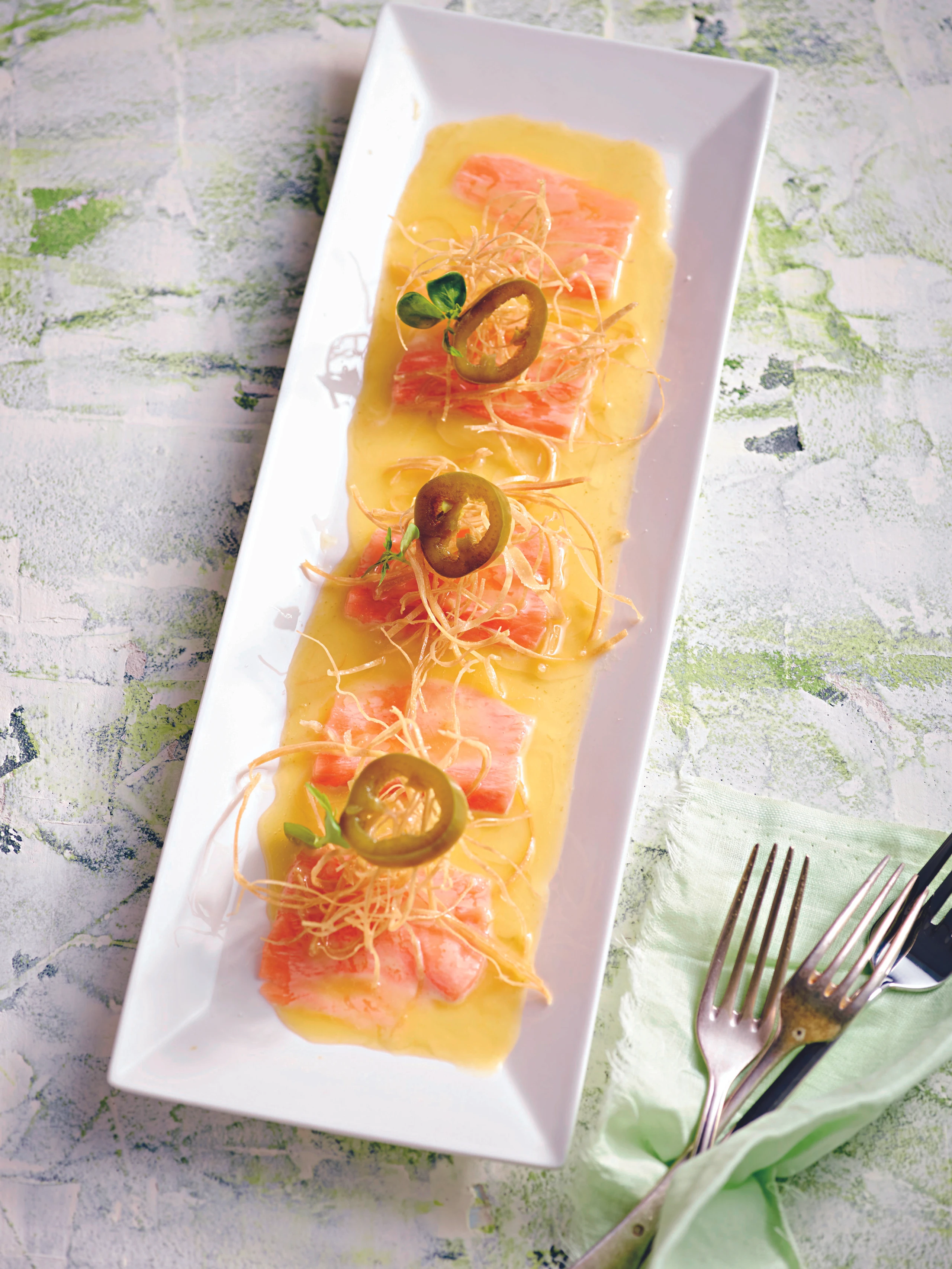 Tiradito vom Lachs mit Maracuja