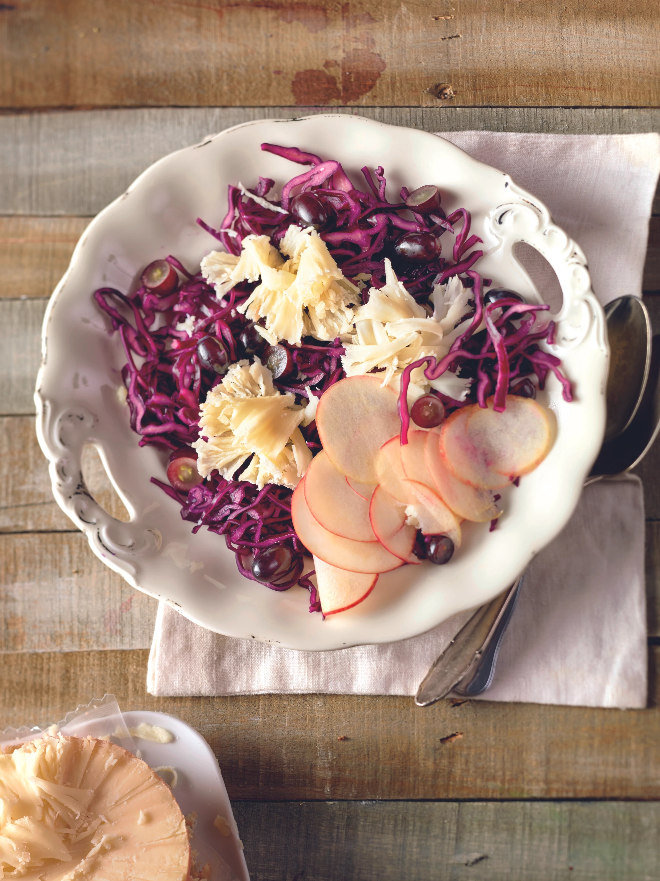 Rotkraut mit Trauben, Äpfeln und Käse