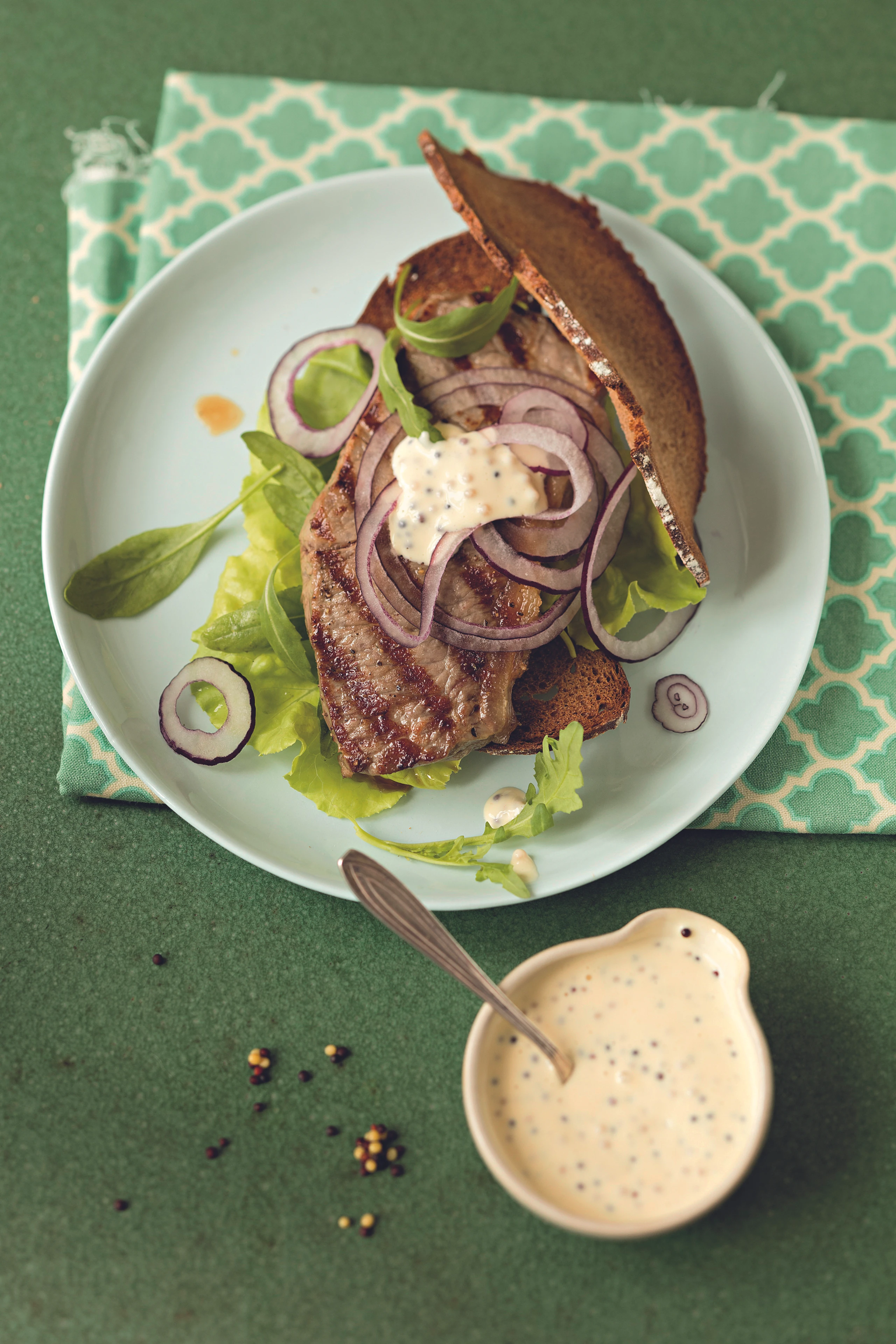 Steaktoast mit Senfsauce