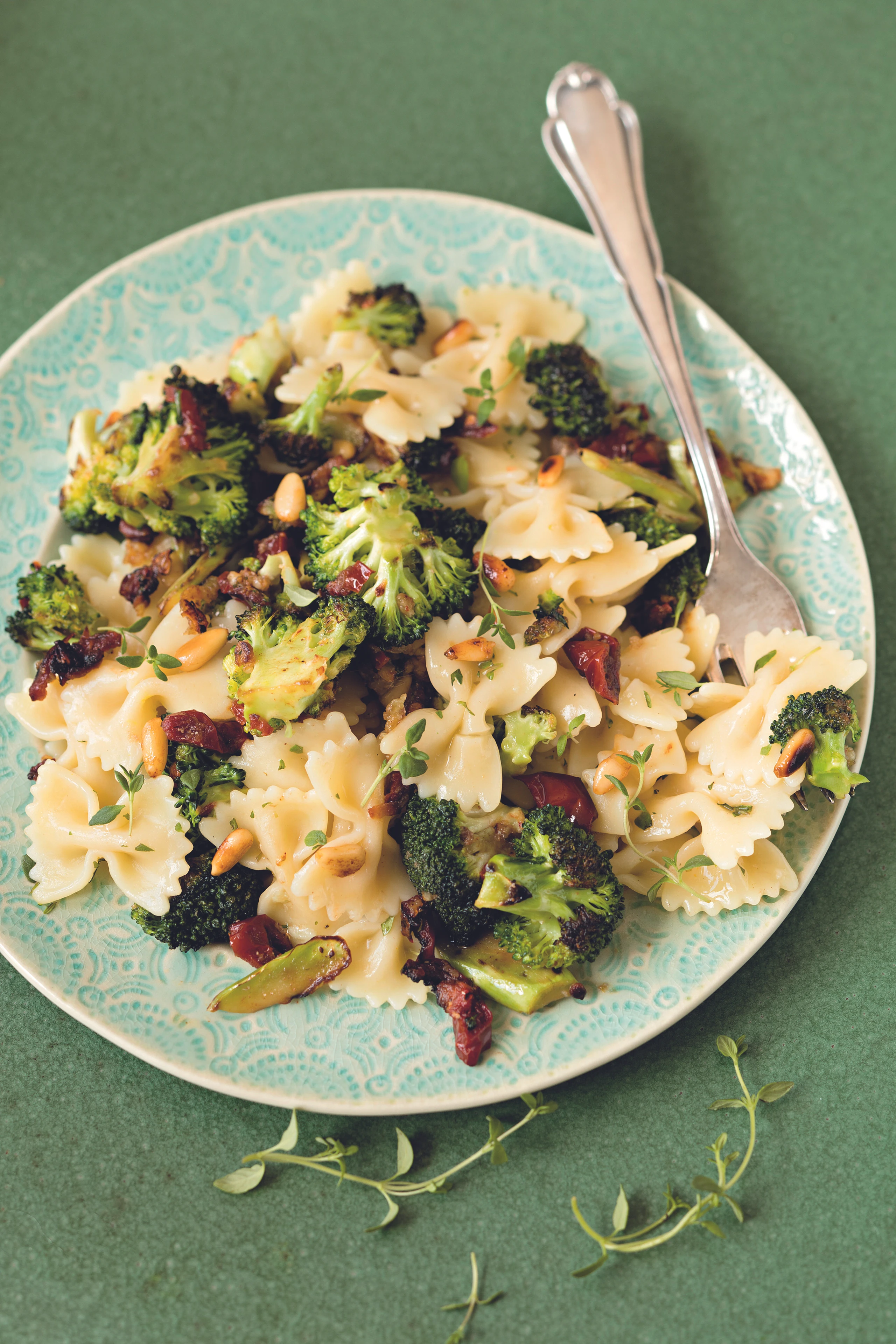 Farfalle mit Brokkoli, Sardellen und Pignoli