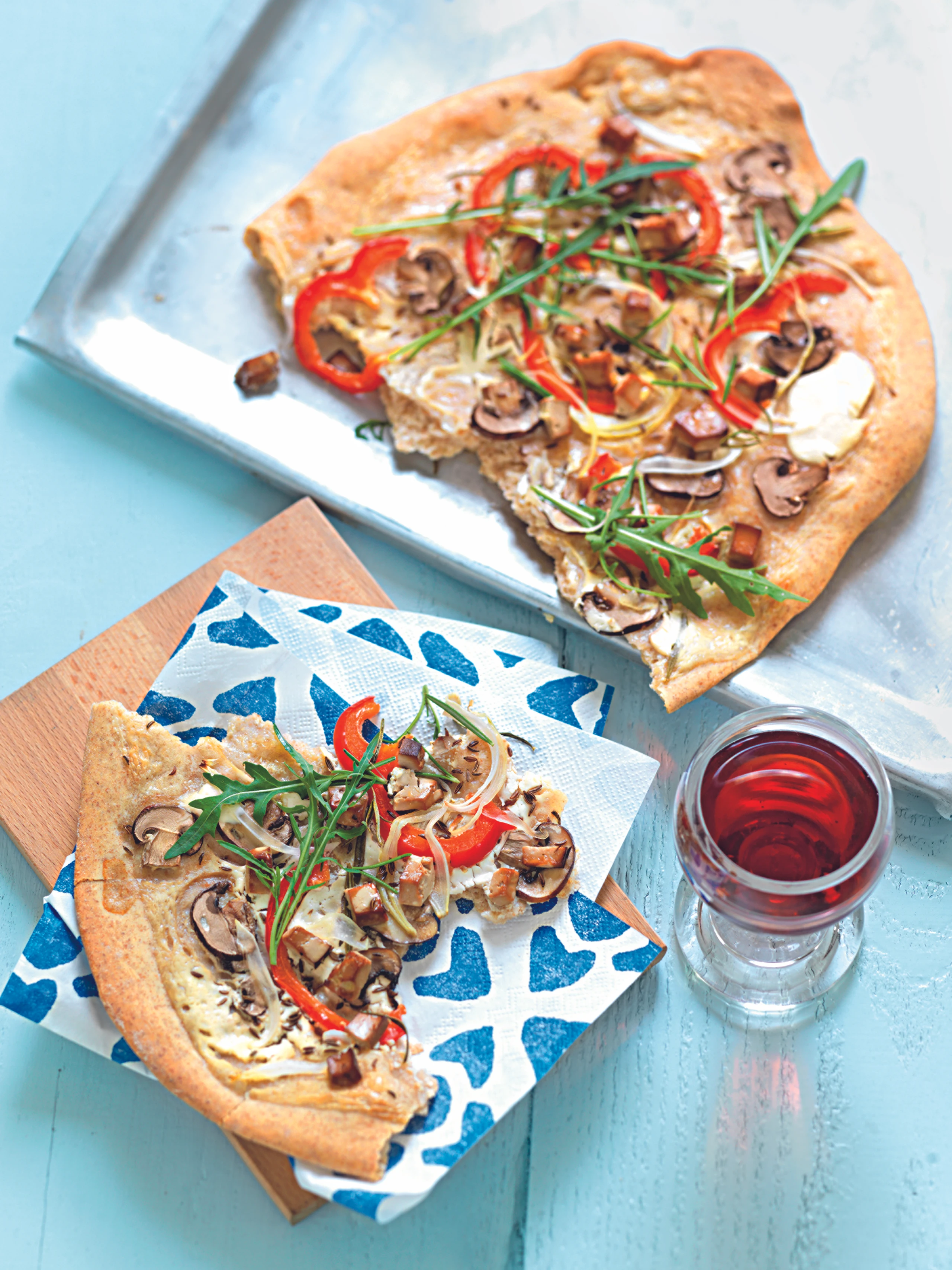 Flammkuchen mit Gemüse, Pilzen und Tofu