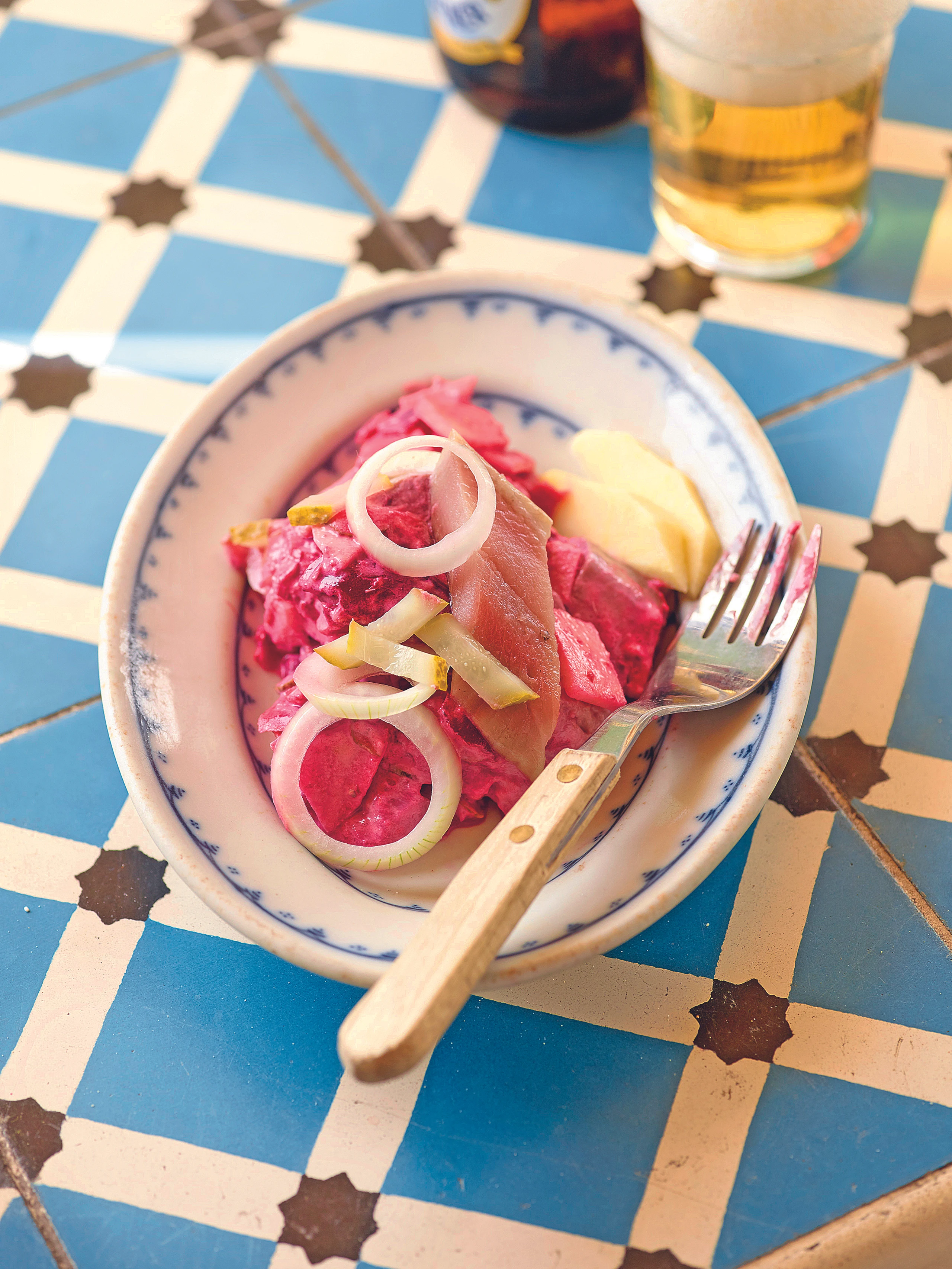 Matjessalat mit Roten Rüben, Zwiebeln und Äpfeln