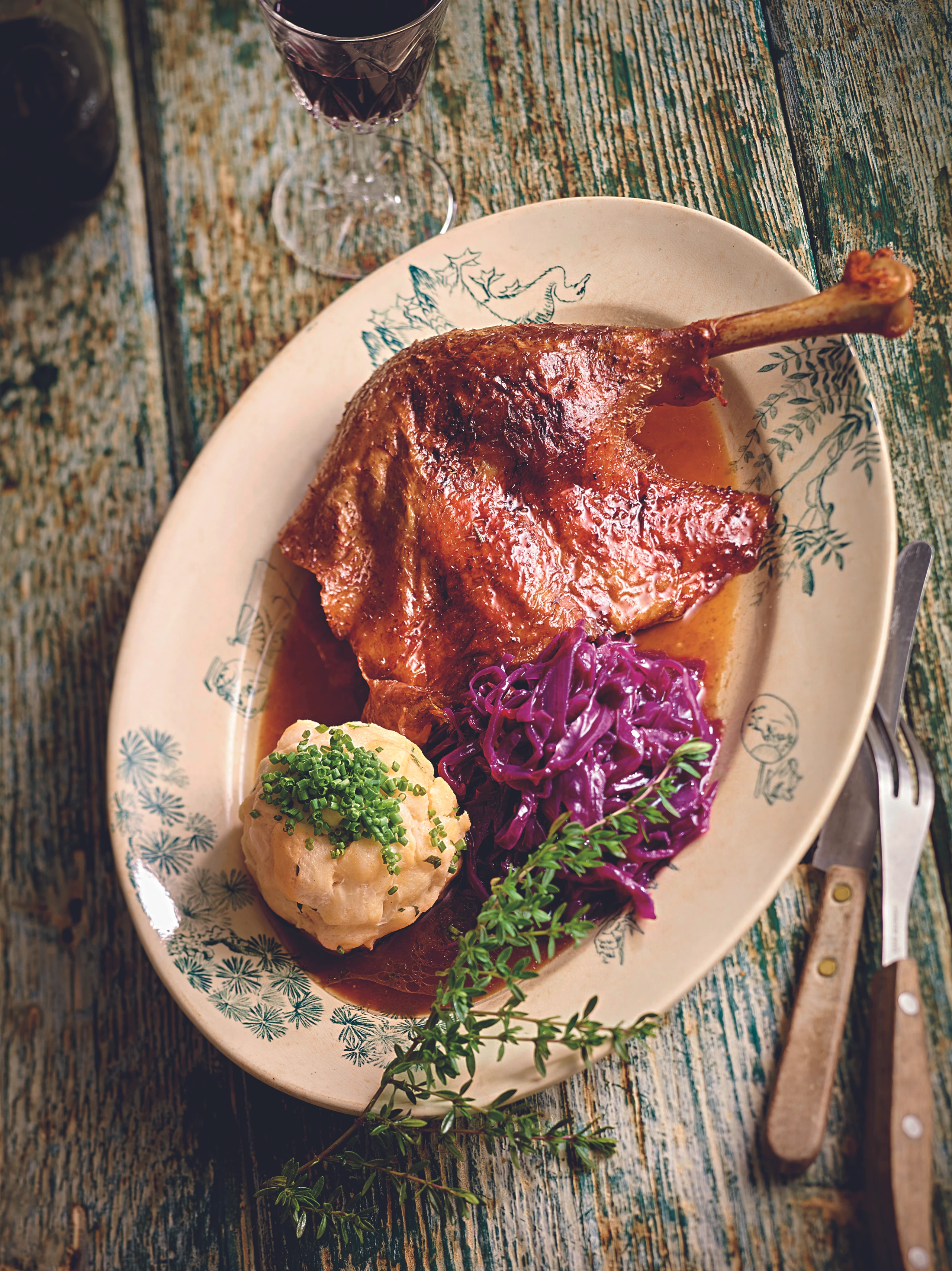 Gebratenes Gansl mit Saft und Knödeln