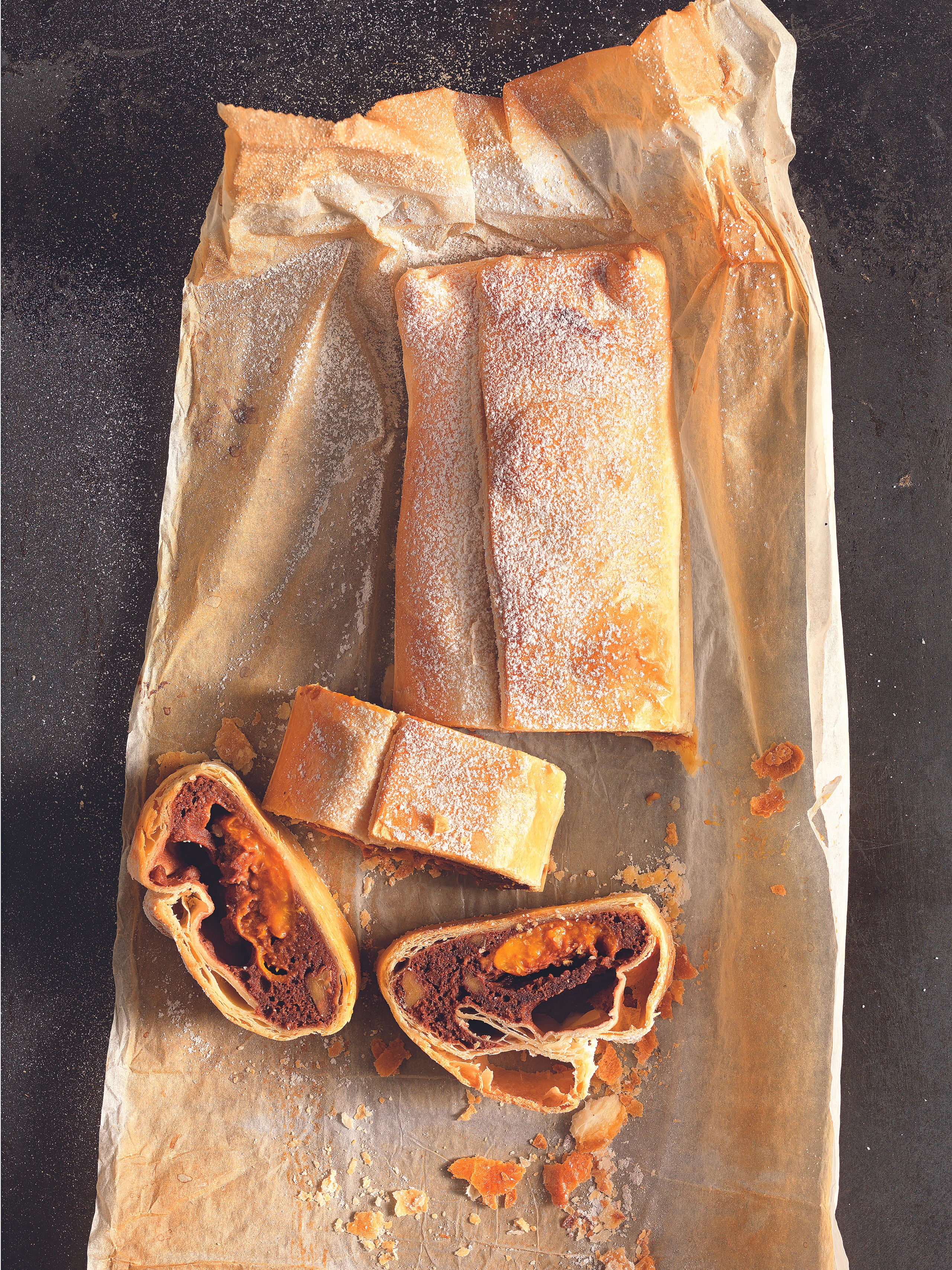 Brownie-Strudel mit eingelegten Marillen