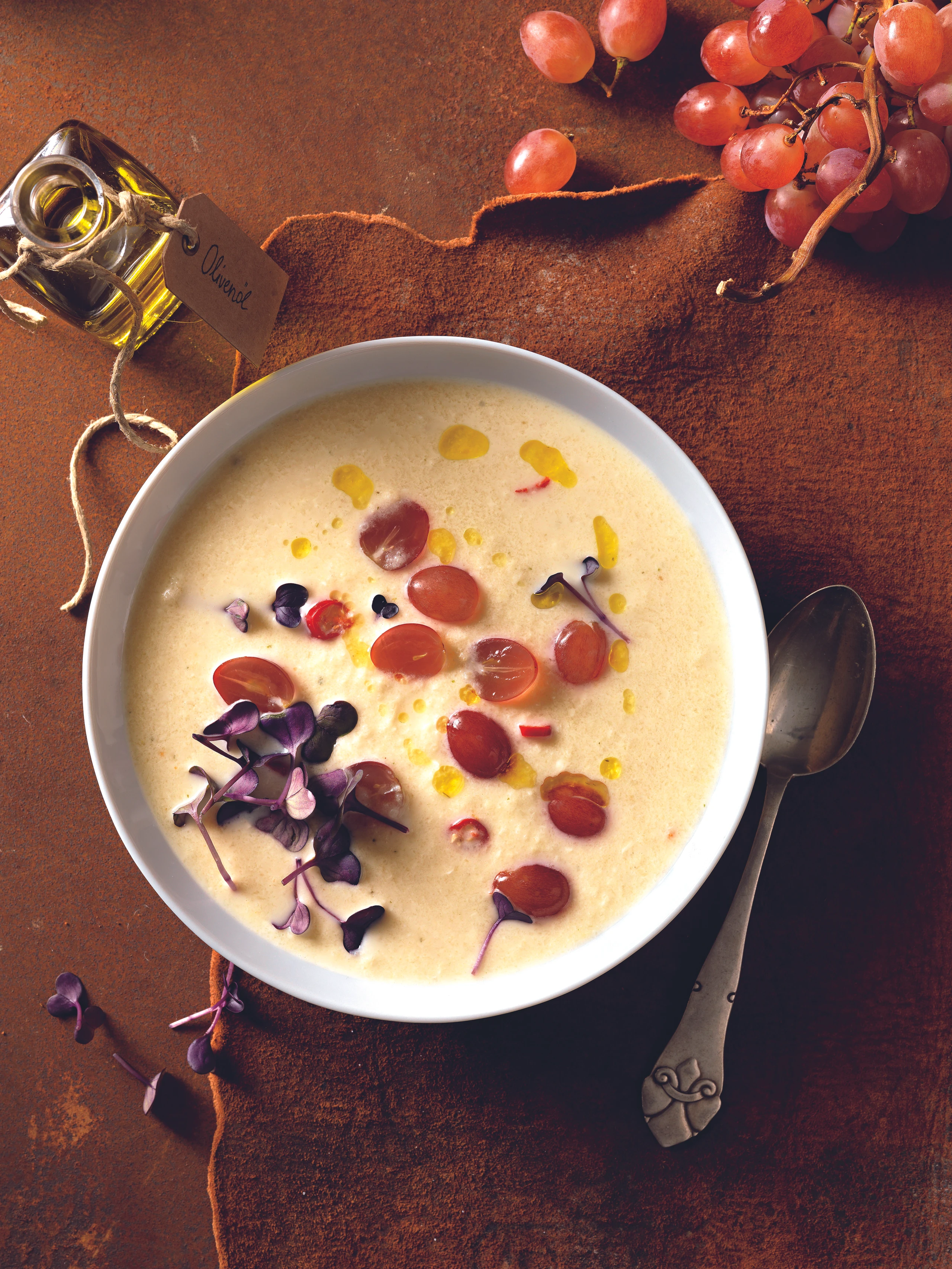 Sellerie-Mandelsuppe mit Trauben