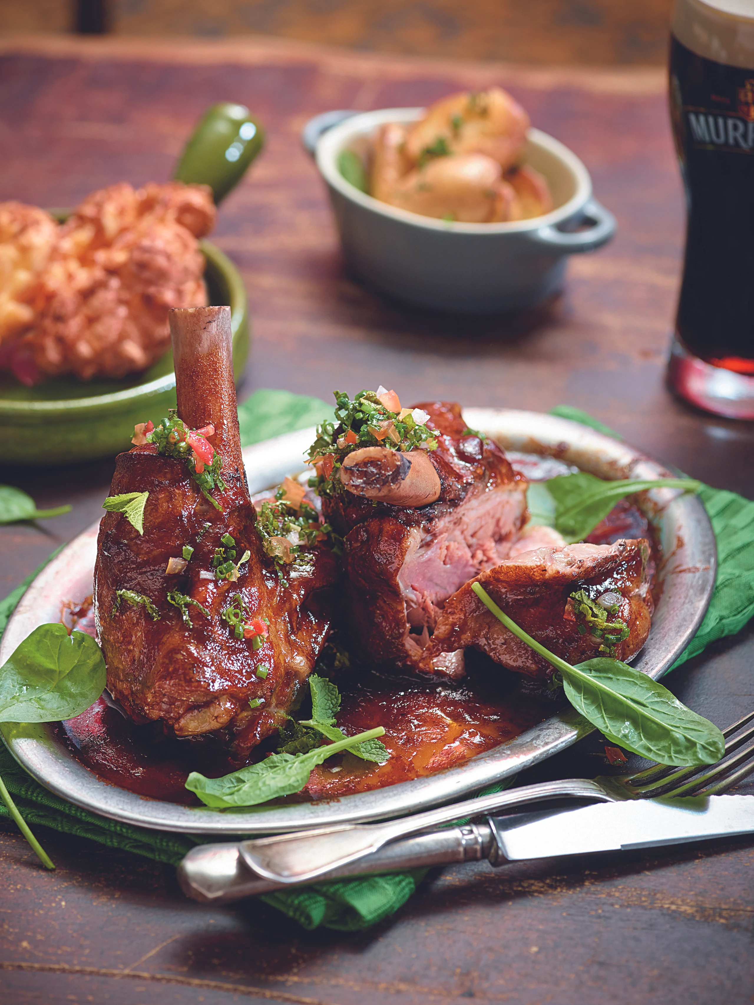 Geschmorte Lammstelze mit Yorkshire Pudding