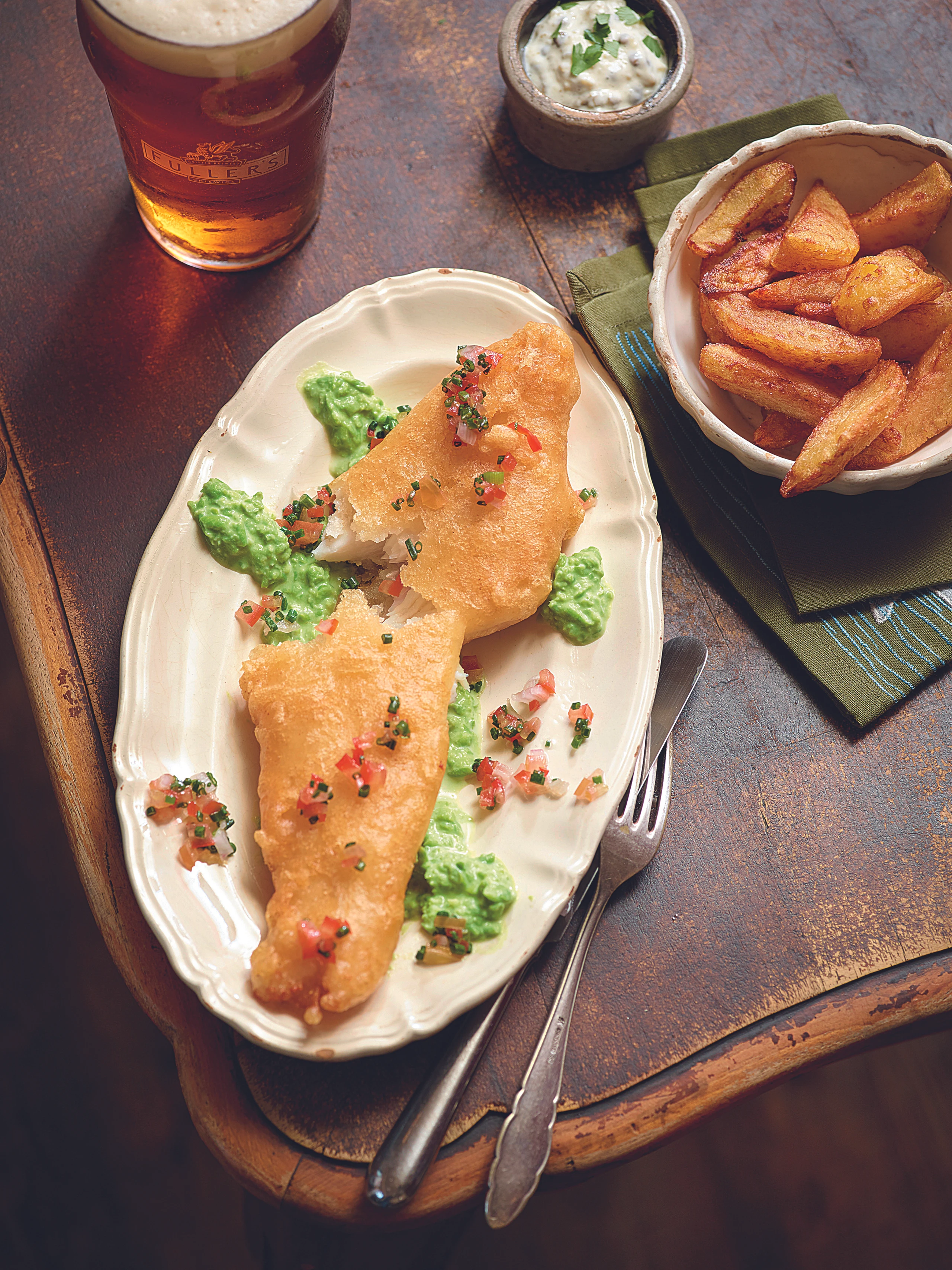 Fish and Chips auf Erbsenpüree