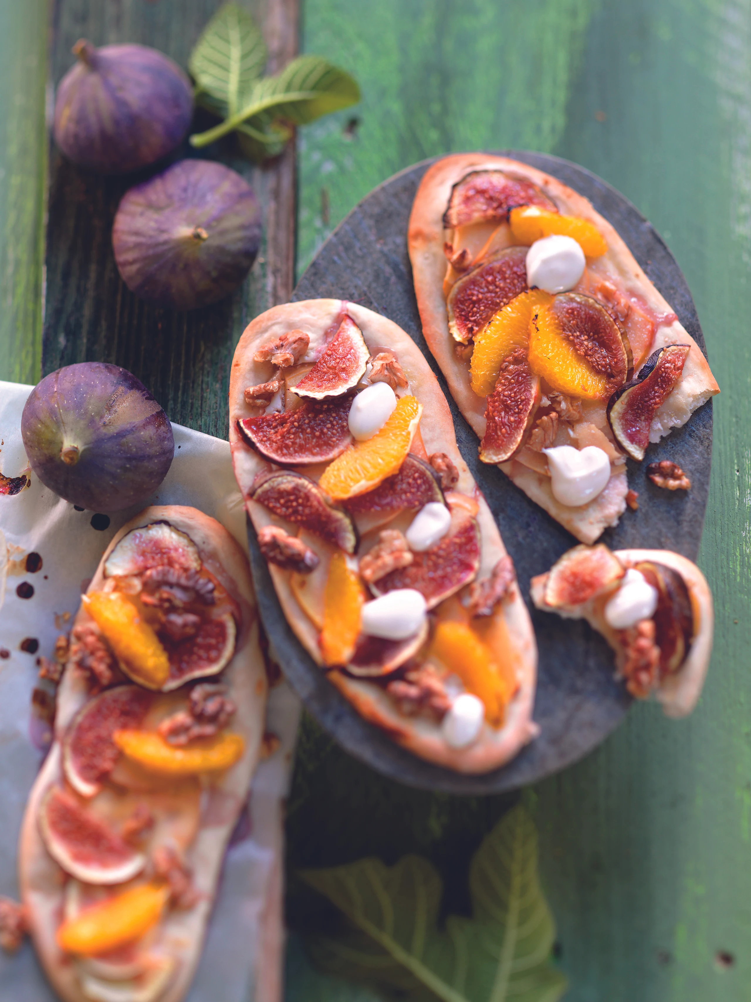 Flammkuchen mit herbstlichen Früchten