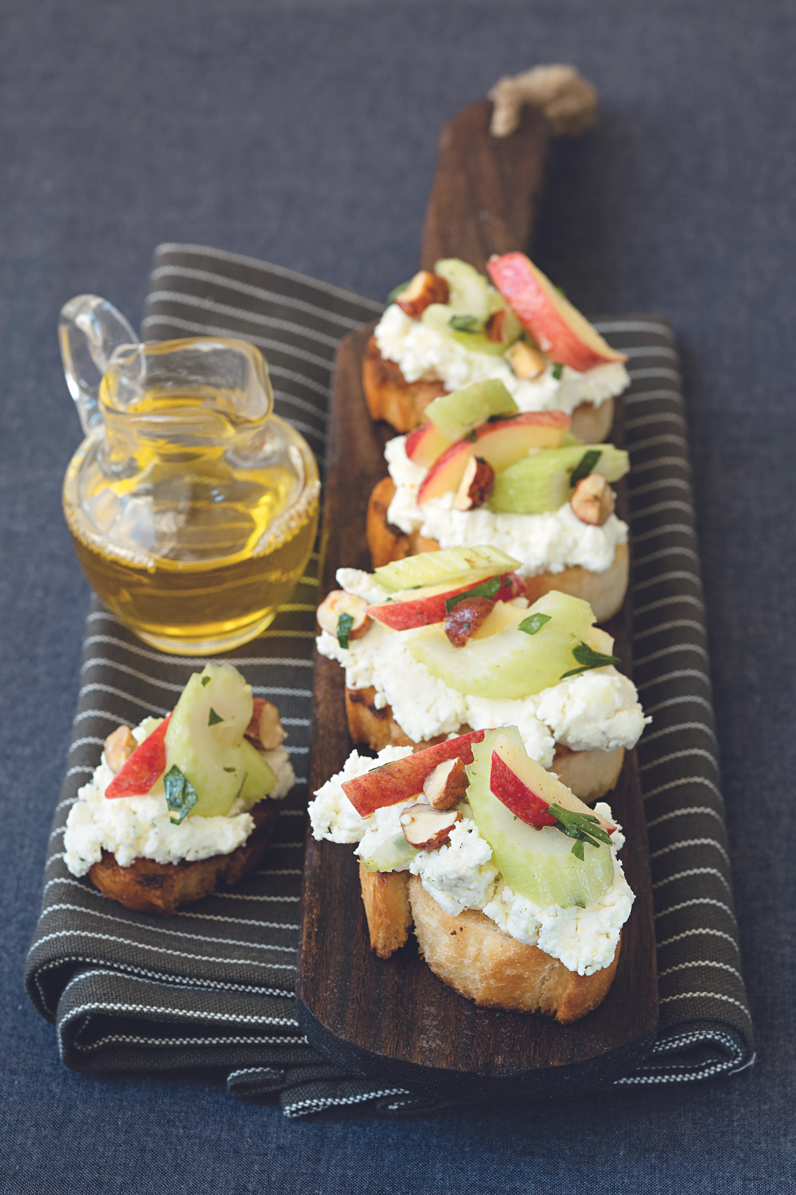 Crostini mit Schafkäse und Apfel-Selleriesalat