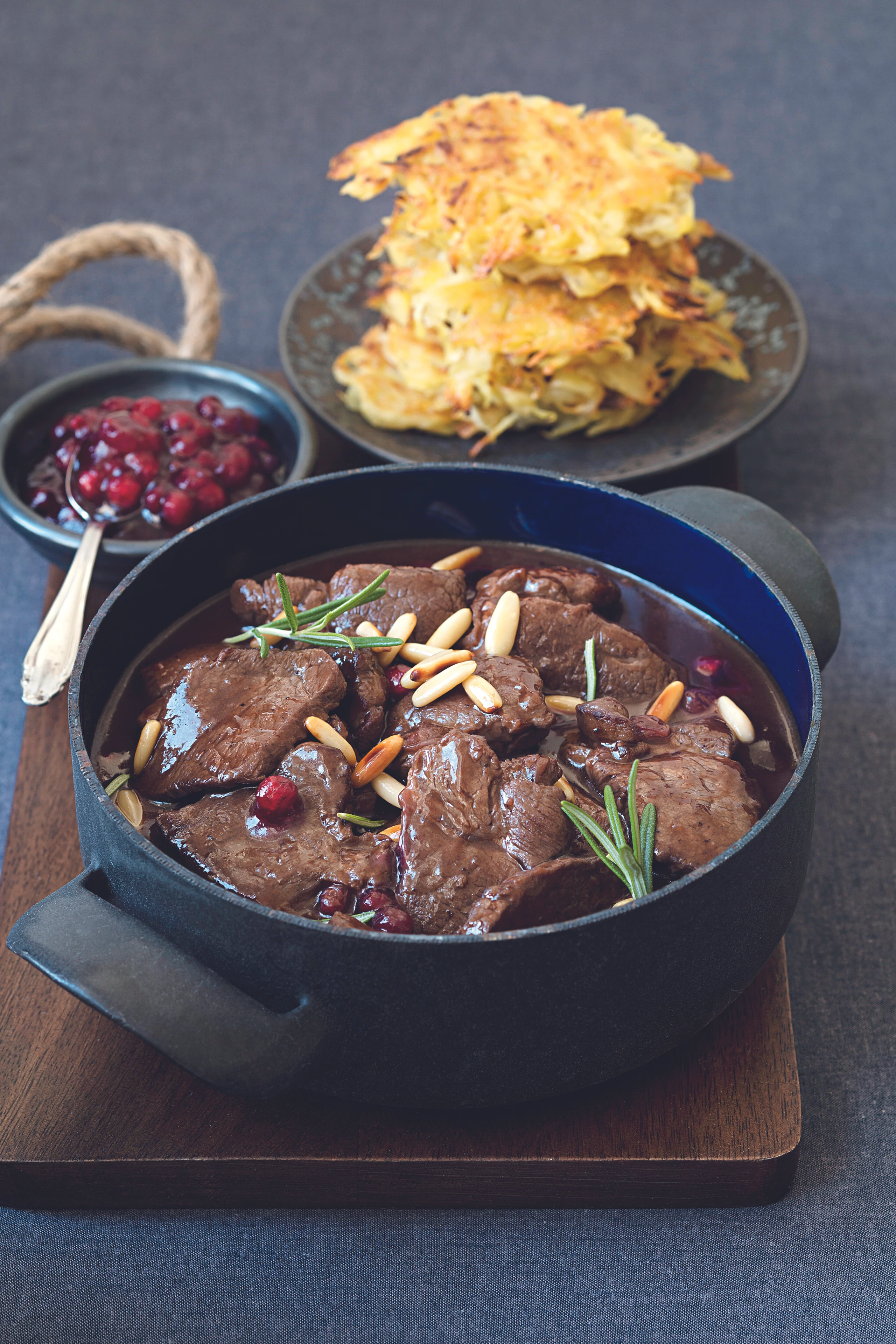 Wildgeschnetzeltes mit Pignoli und Rösti