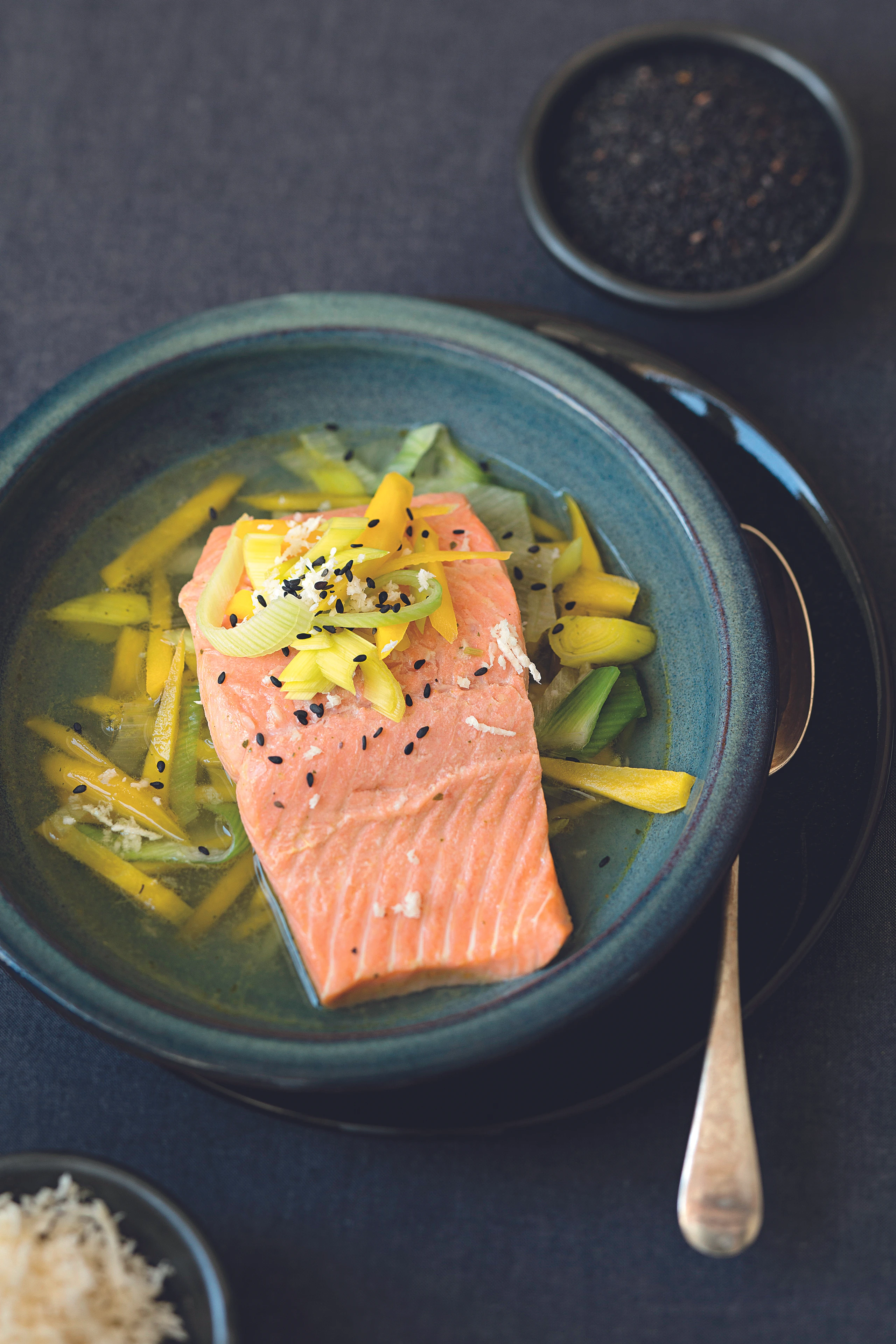 Lachs im Gemüsefond