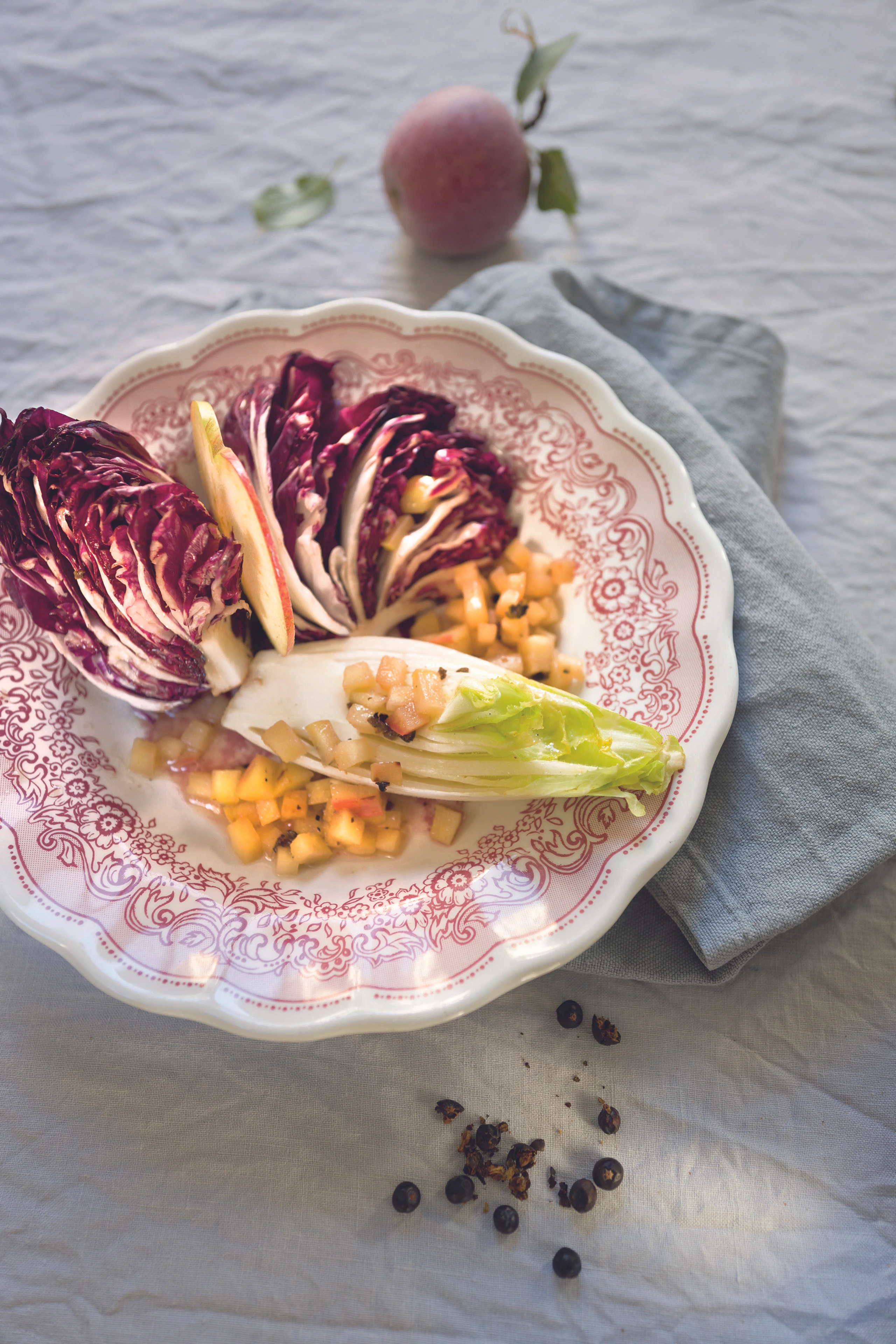 Bittersalat mit Apfel-Wacholder-Vinaigrette