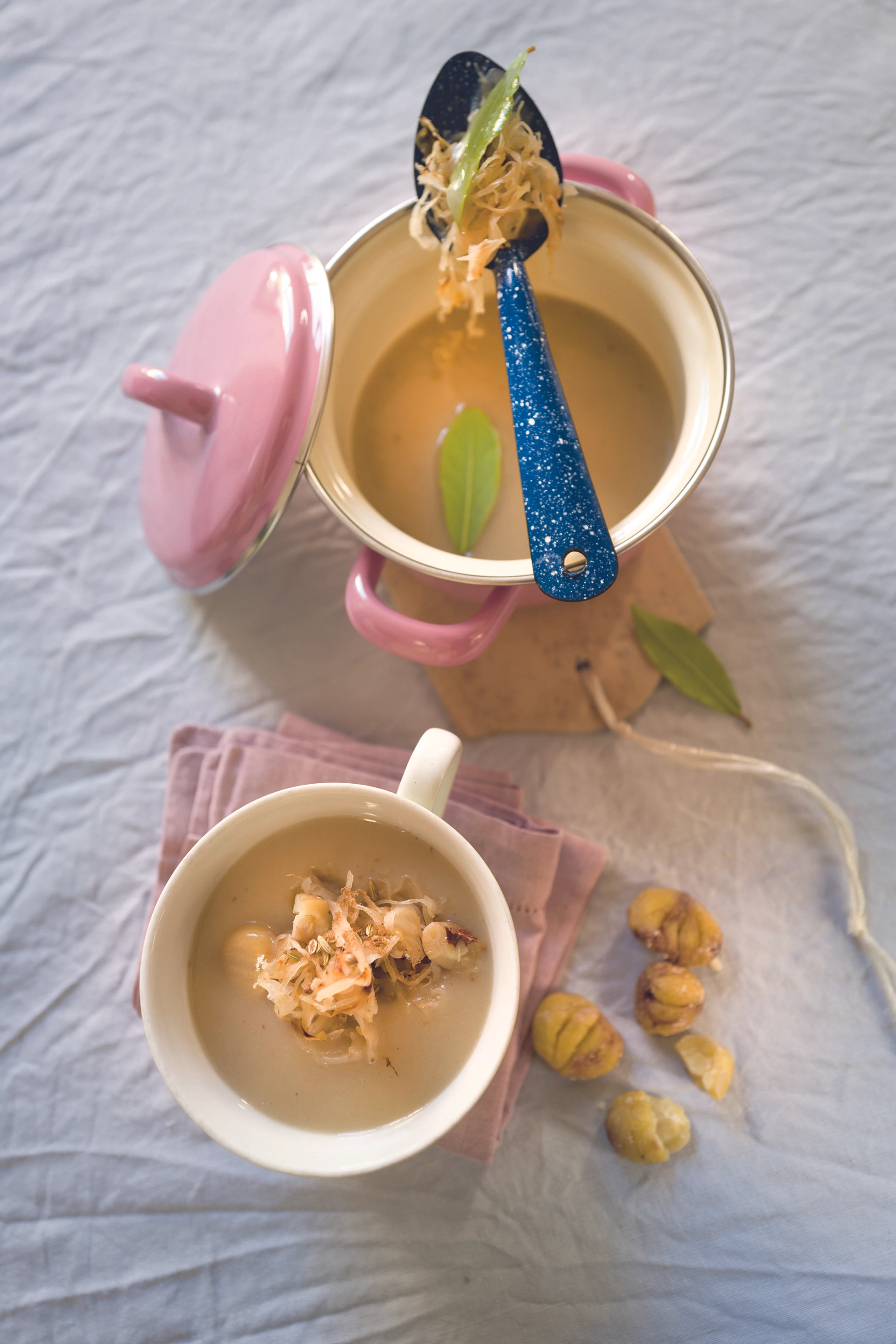 Erdäpfel-Maroni-Suppe mit Sauerkraut