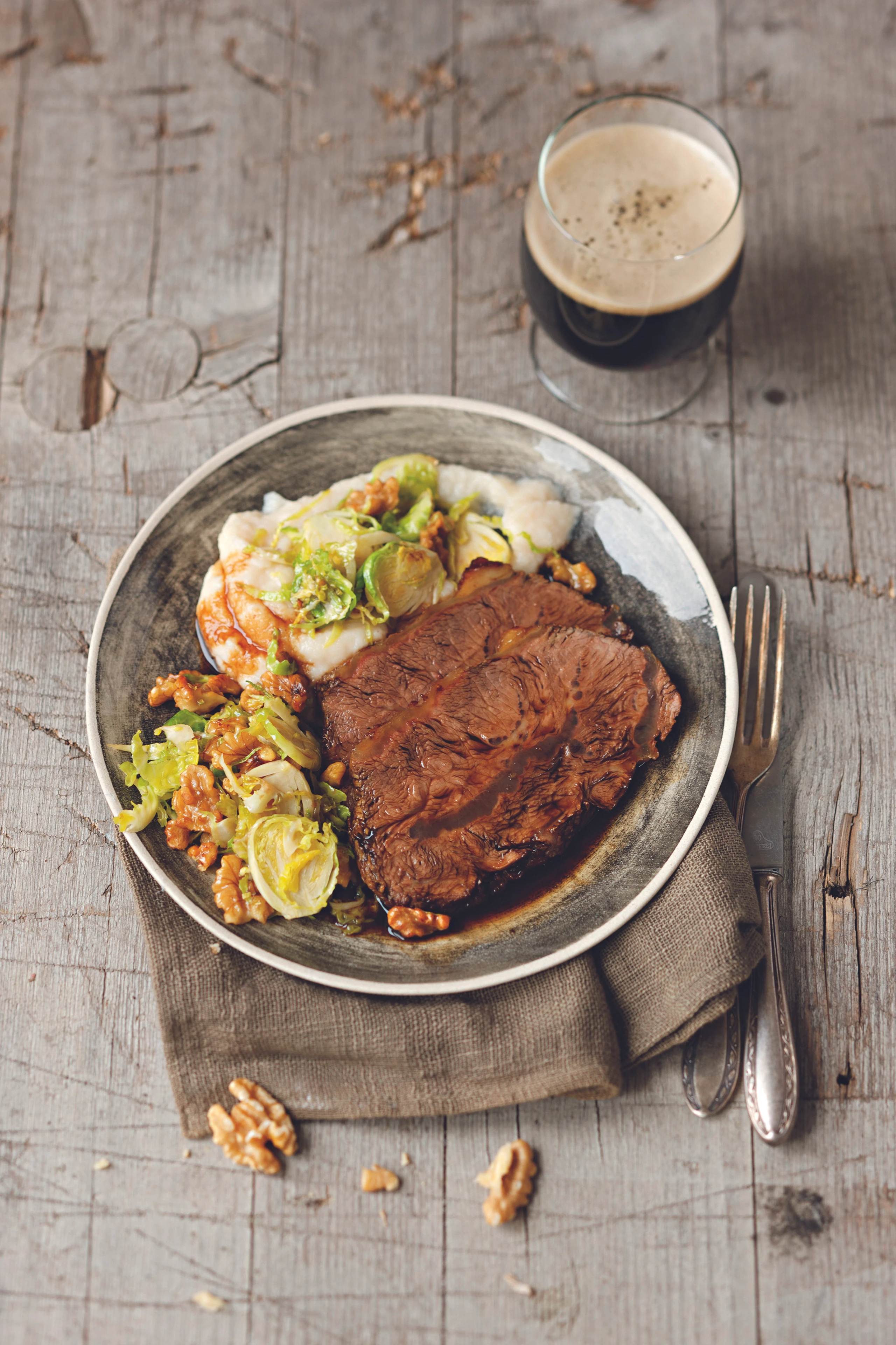 Schulterscherzel mit Gemüse-Biersauce