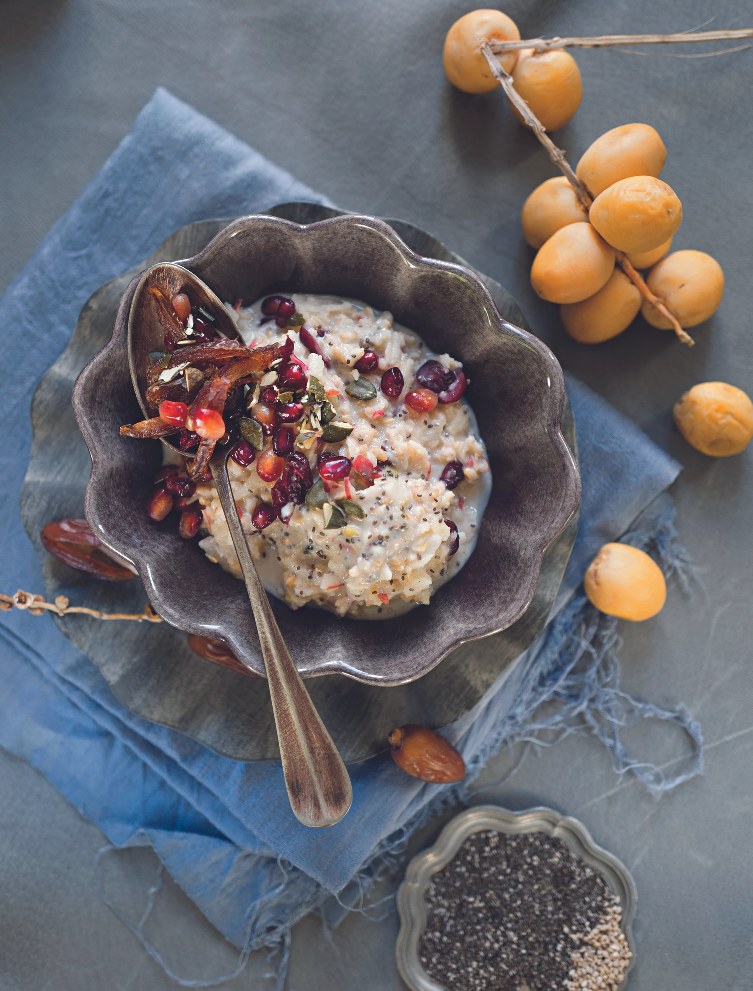 Apfel-Porridge mit Datteln