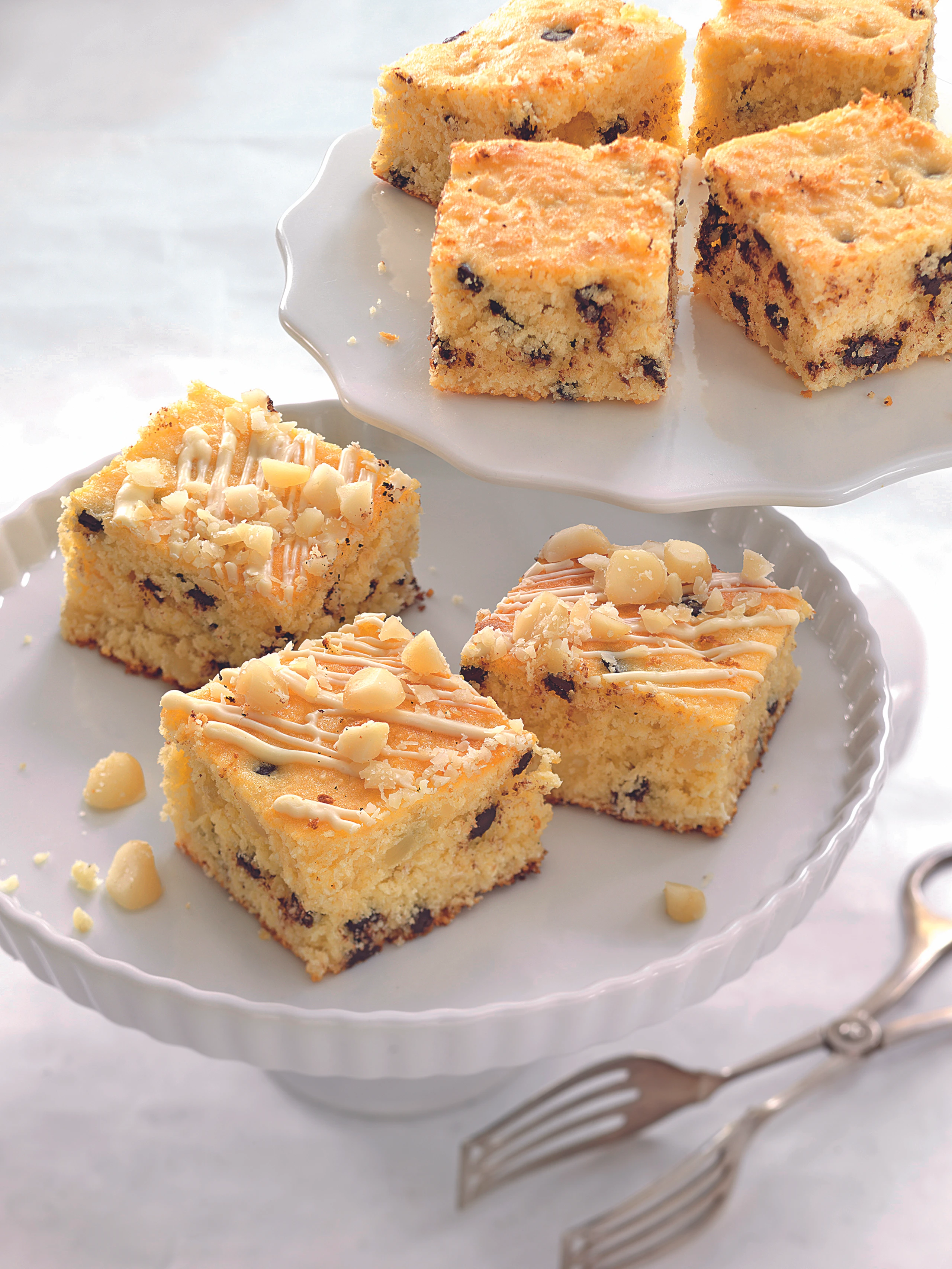 Kokos-Blondies mit Macadamia-Nüssen