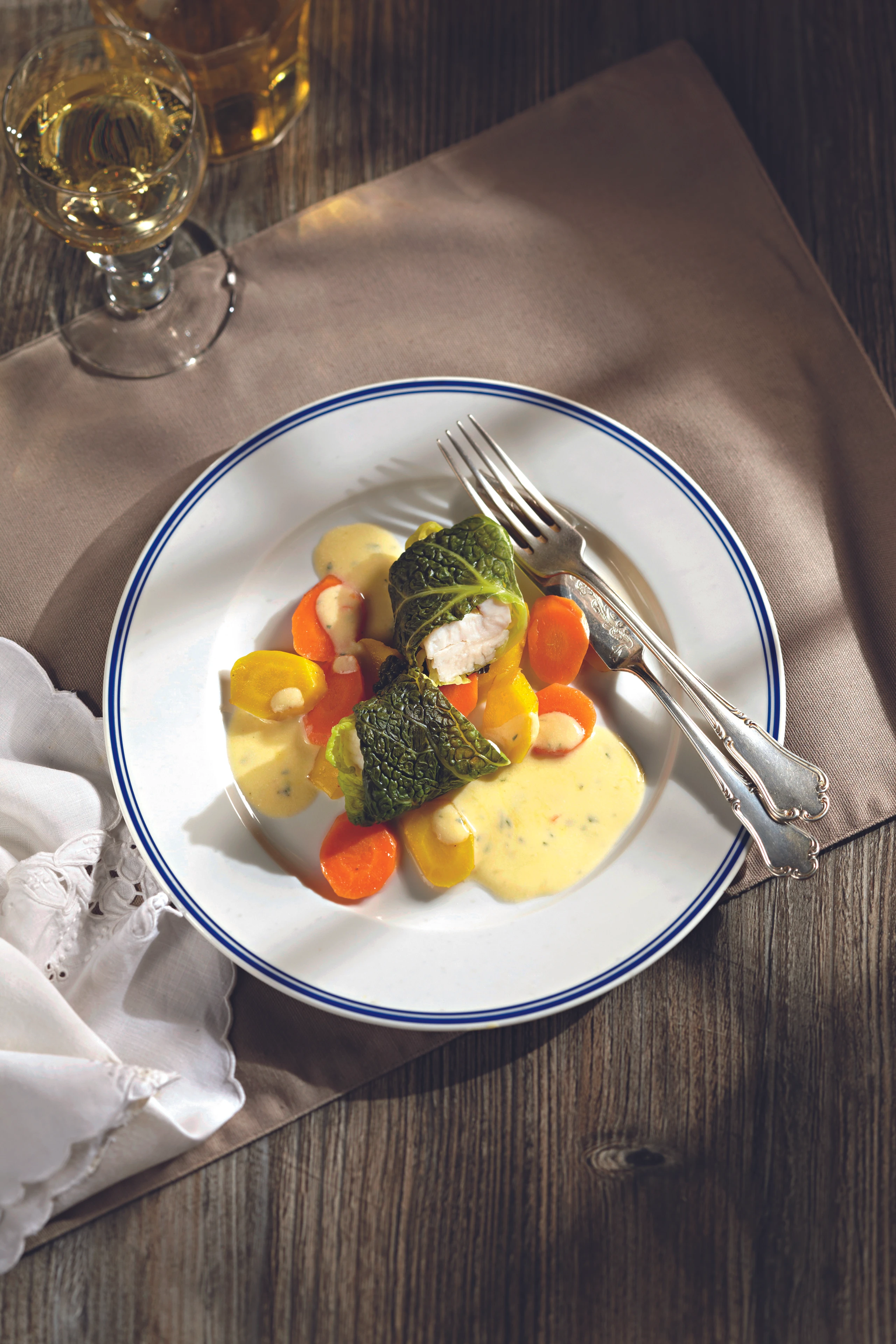 Wels im Kohlblatt mit Käsesauce